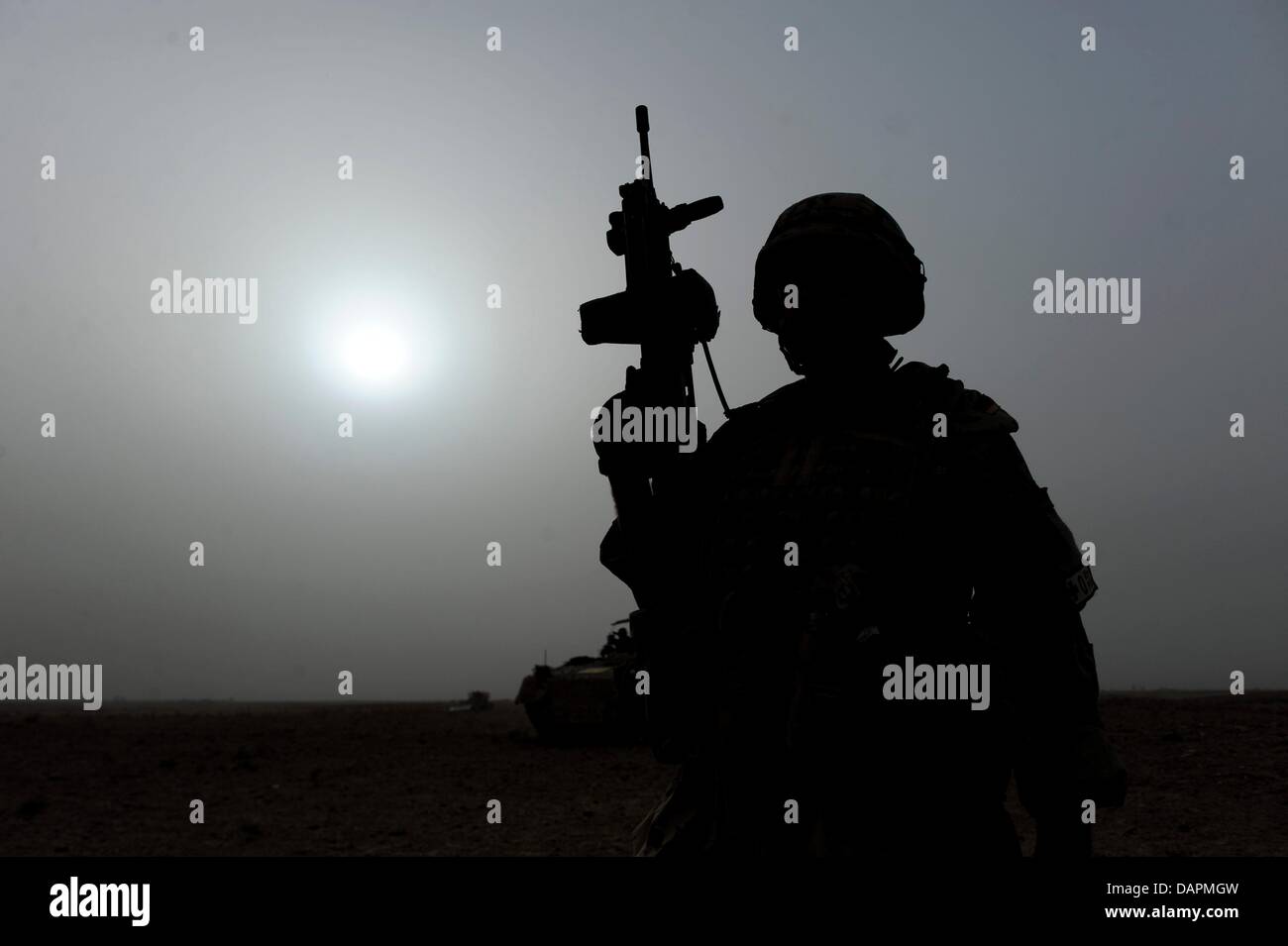 Soldier silhouette desert High Resolution Stock Photography and Images ...