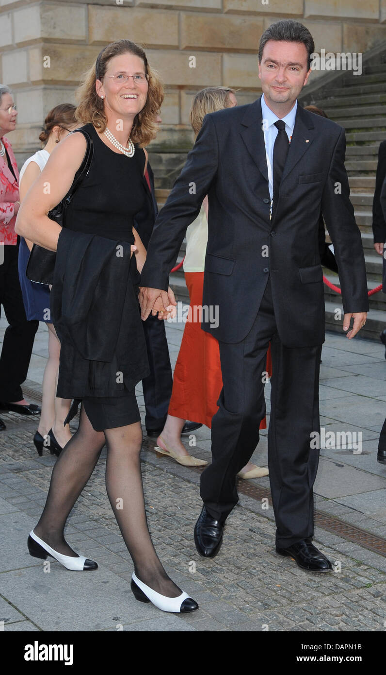 Eilika and Georg von Habsburg arrive for a benefit concert at the Konzerthaus in Berlin, Germany, 26 August 2011. The concert for the Princess Kira of Prussia Foundation took place on the occassion of the wedding Georg Friedrich, Prince of Prussia to Sophie, Princess of Isenburg in Potsdam on 27 August 2011. Photo: Britta Pedersen Stock Photo