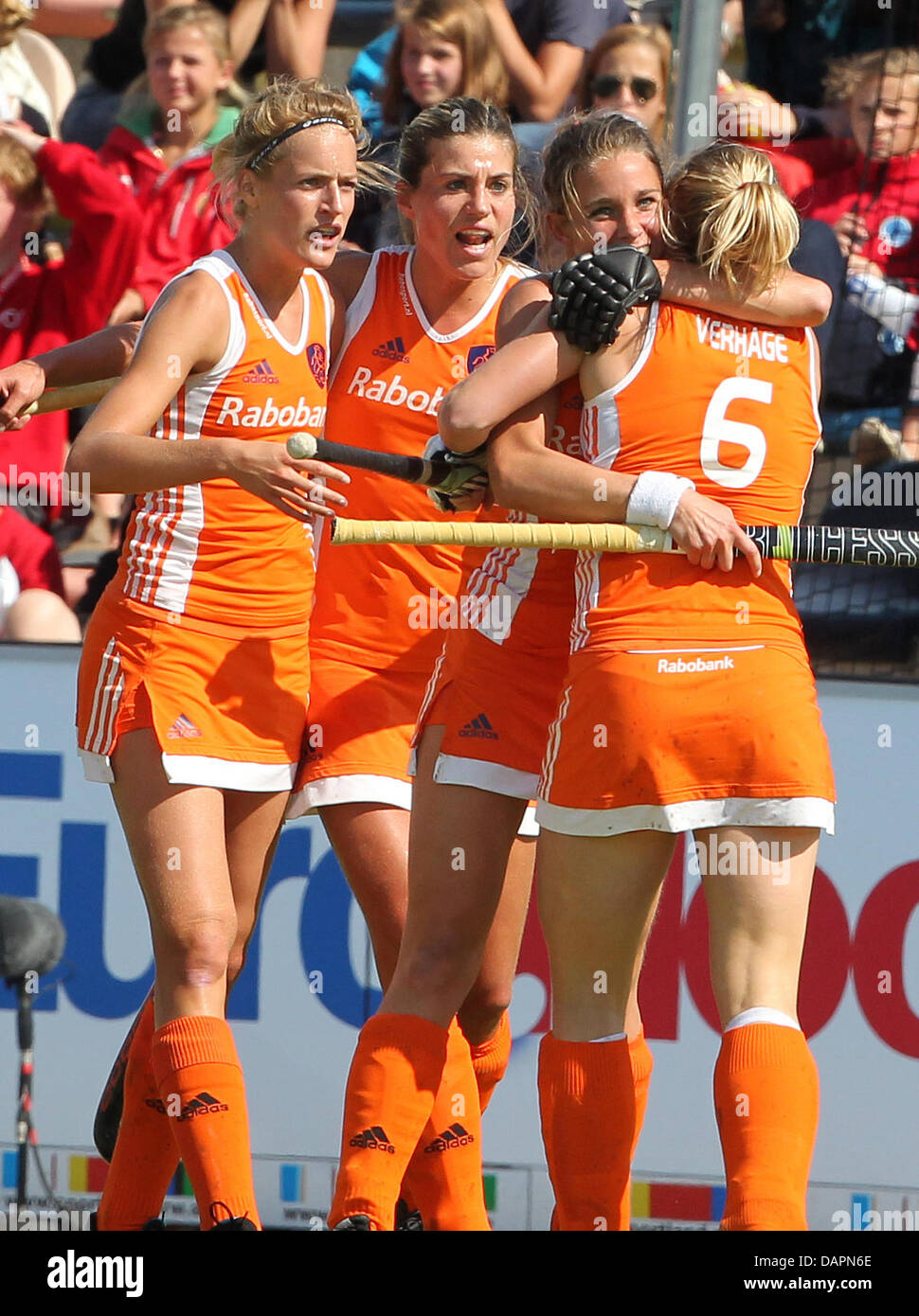 Dutch scorer Ellen Hoog (C) cheers with her team during the women's  EuroHockey Nations Championship final match between The Netherlands and  Germany at the Hockey-Park in Moenchengladbach, Germany, 27 August 2011.  England