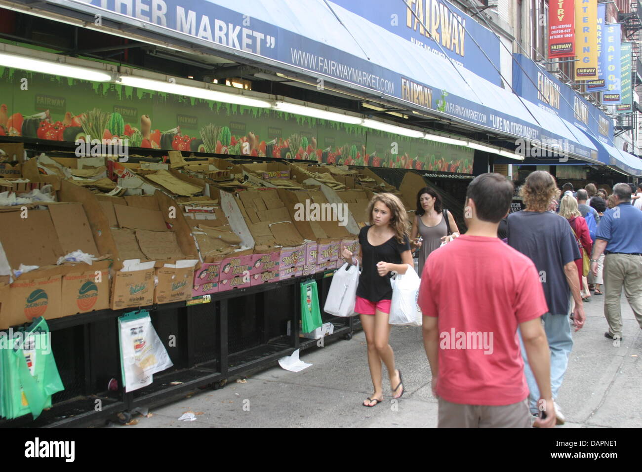 The boxes are empty at Fairway Supermarket on Broadway in New York, USA, 27 August 2011. New York is gearing up for hurricane 'Irene': Sandbags, boarded up windows, empty stores, full emergency shelters. Mayor Bloomberg has also imposed a curfew for Saturday evening -  a novelty for the city that never sleeps. Photo: Daniel Schnettler Stock Photo