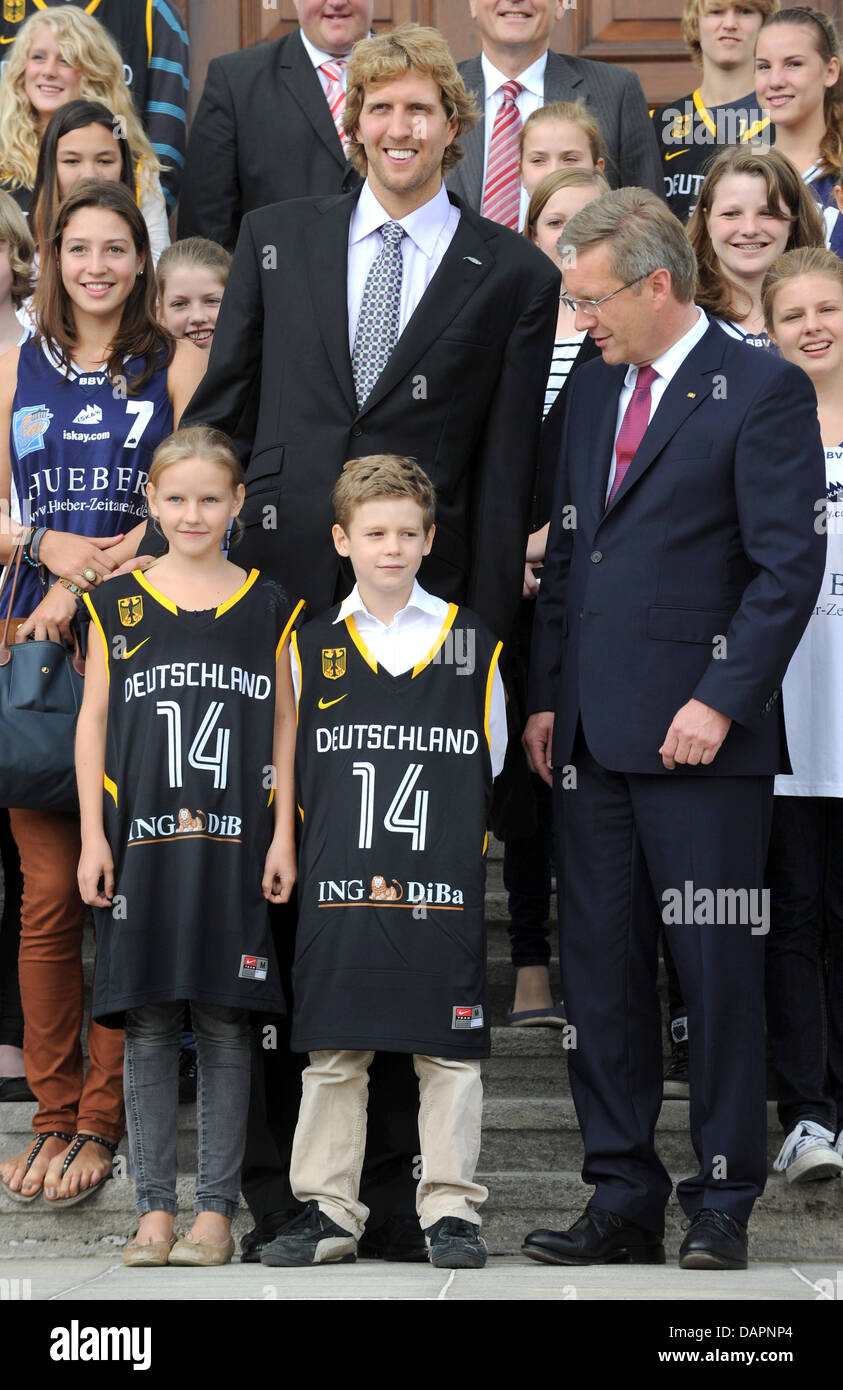 German basketball player Dirk Nowitzki (M), German President Christian Wulff (FRONT R) and young basketball players stand in front of Bellevue Palace after Nowitzki received the Silver Bay Laurel Leaf (Silbernes Lorbeerblatt) in Berlin, Germany, 28 August 2011. Nowitzki, player of the NBA team Dallas Mavericks, receives the the highest sports award in Germany. Photo: Tim Brakemeier Stock Photo
