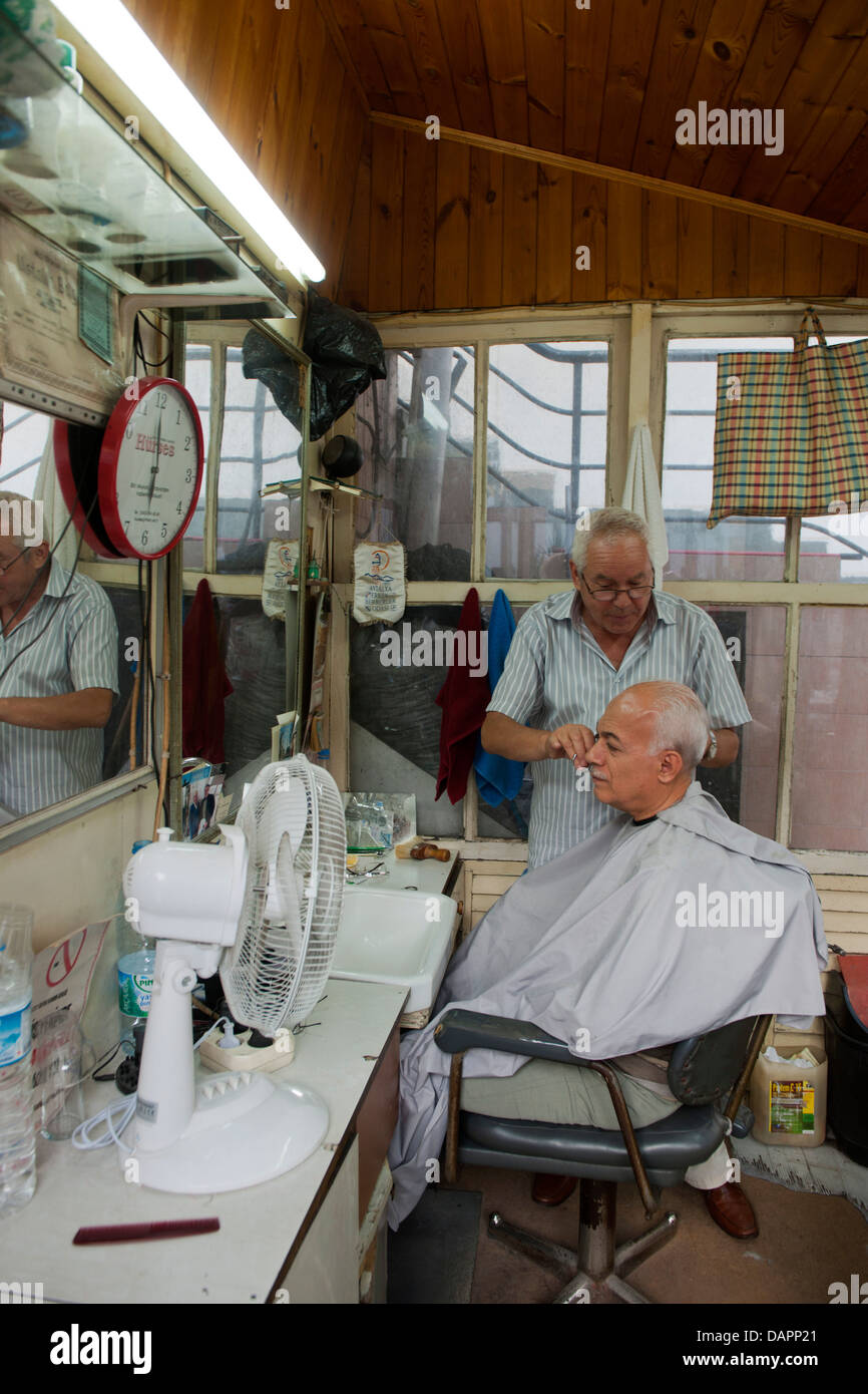 Türkei, Antalya Stadt, Friseur im Hof des Parlak Restaurants Stock