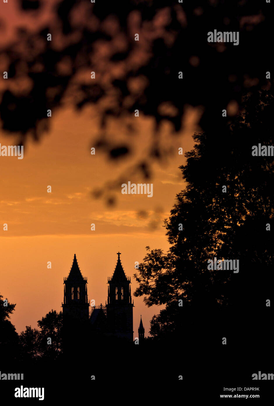 The sun sets behind the 'Cathedral of Saints Catherine and Maurice' in Magdeburg, Germany,  23 August 2011. Photo: Jens Wolf Stock Photo