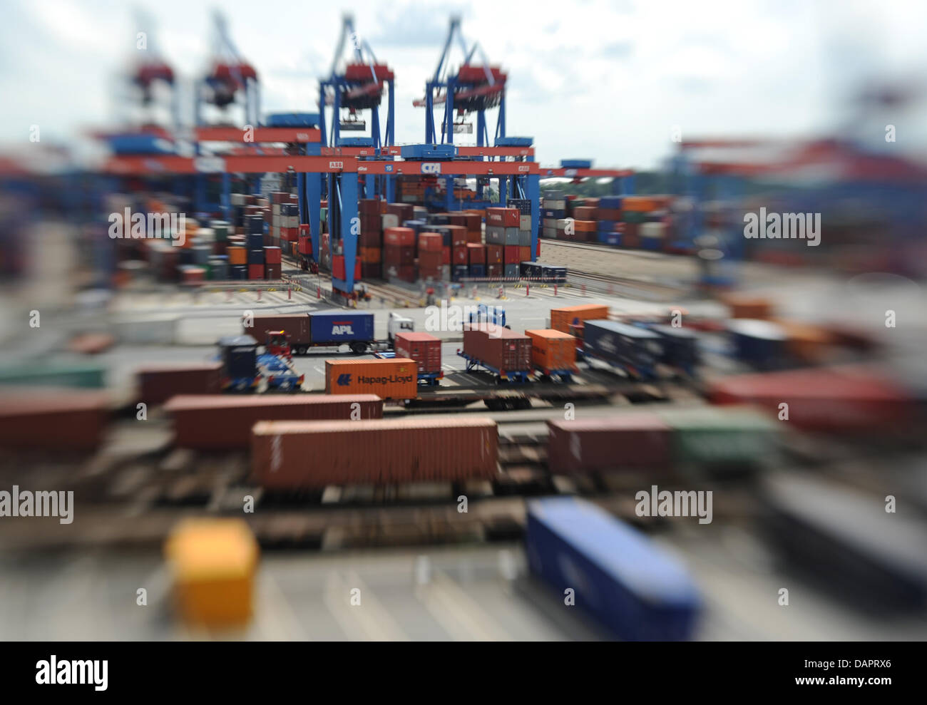 champignon pessimistisk tildele Trucks loaded containers container terminal hi-res stock photography and  images - Alamy
