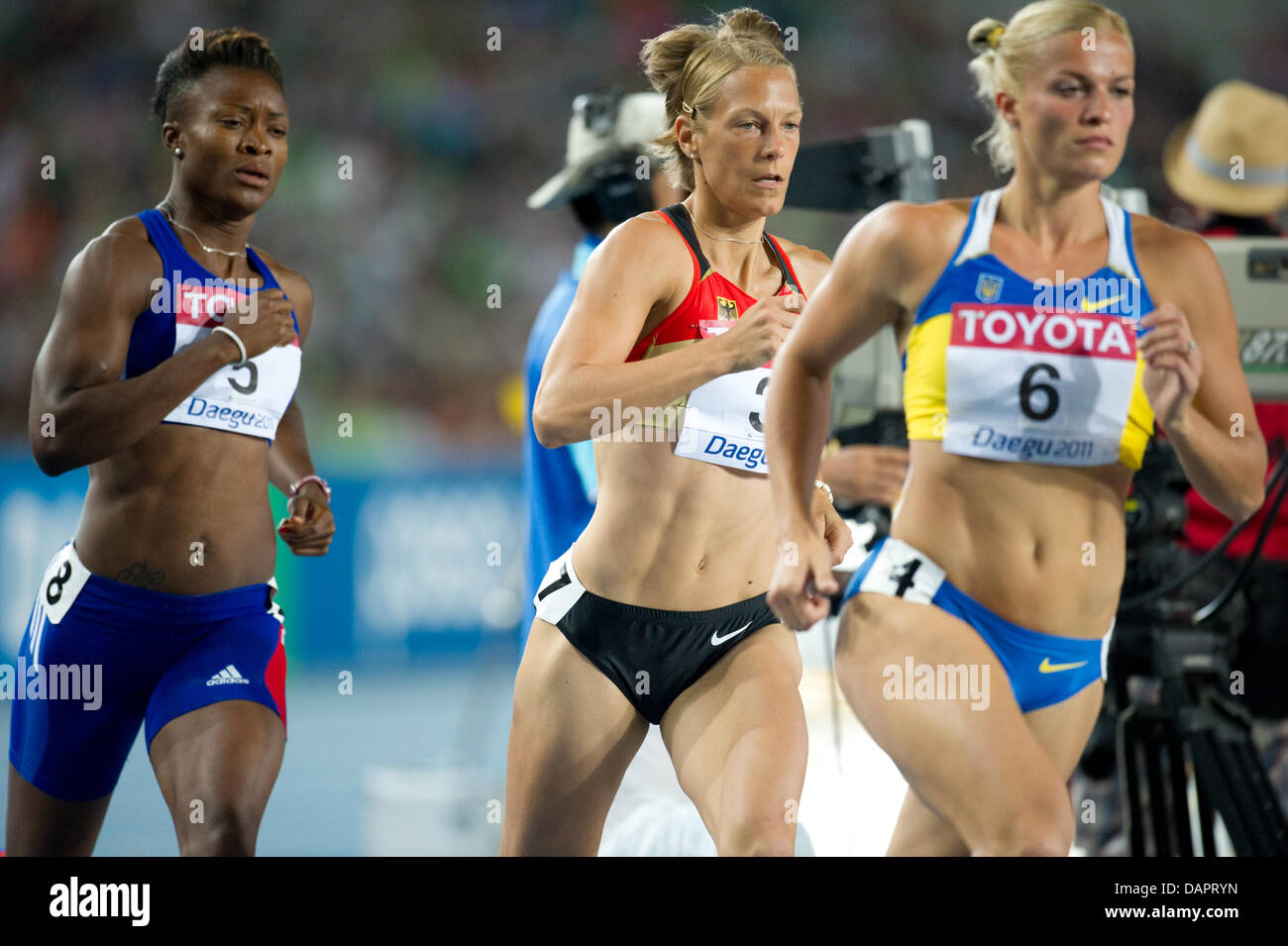 Jennifer Oeser (C) of Germany competes in 800m race of the Heptathlon event at the 13th IAAF World Championships in Athletics, in Daegu, Republic of Korea, 30 August 2011. Photo: Bernd Thissen dpa  +++(c) dpa - Bildfunk+++ Stock Photo