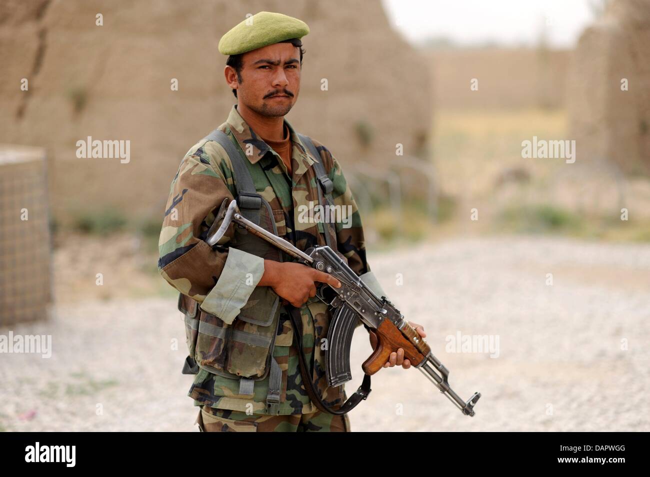 A soldier of the Afghan National Army ANA secures his camp in the Chahar Dara District near Kunduz, Afghanistan, 01 September 2011. The German Armed Forces are continually involved in military encounters in North Afghanistan. Photo: MAURIZIO GAMBARINI Stock Photo