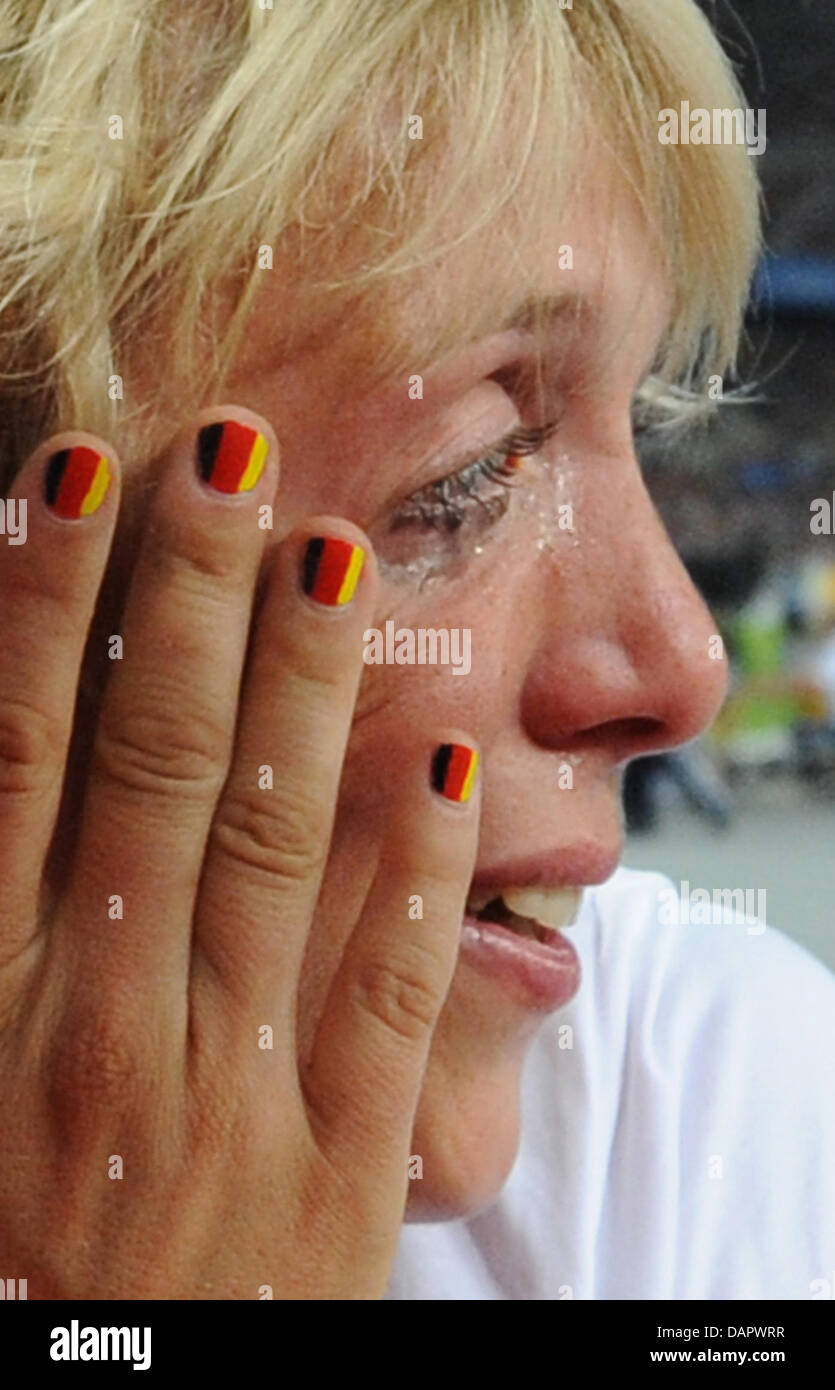 NEU - alternativer Ausschnitt - Christina Obergföll of Germany (C) cries during the Javelin Final at the 13th IAAF World Championships in Athletics, in Daegu, Republic of Korea, 01 September 2011. She finished with fourth place Photo: Rainer Jensen dpa  +++(c) dpa - Bildfunk+++ Stock Photo