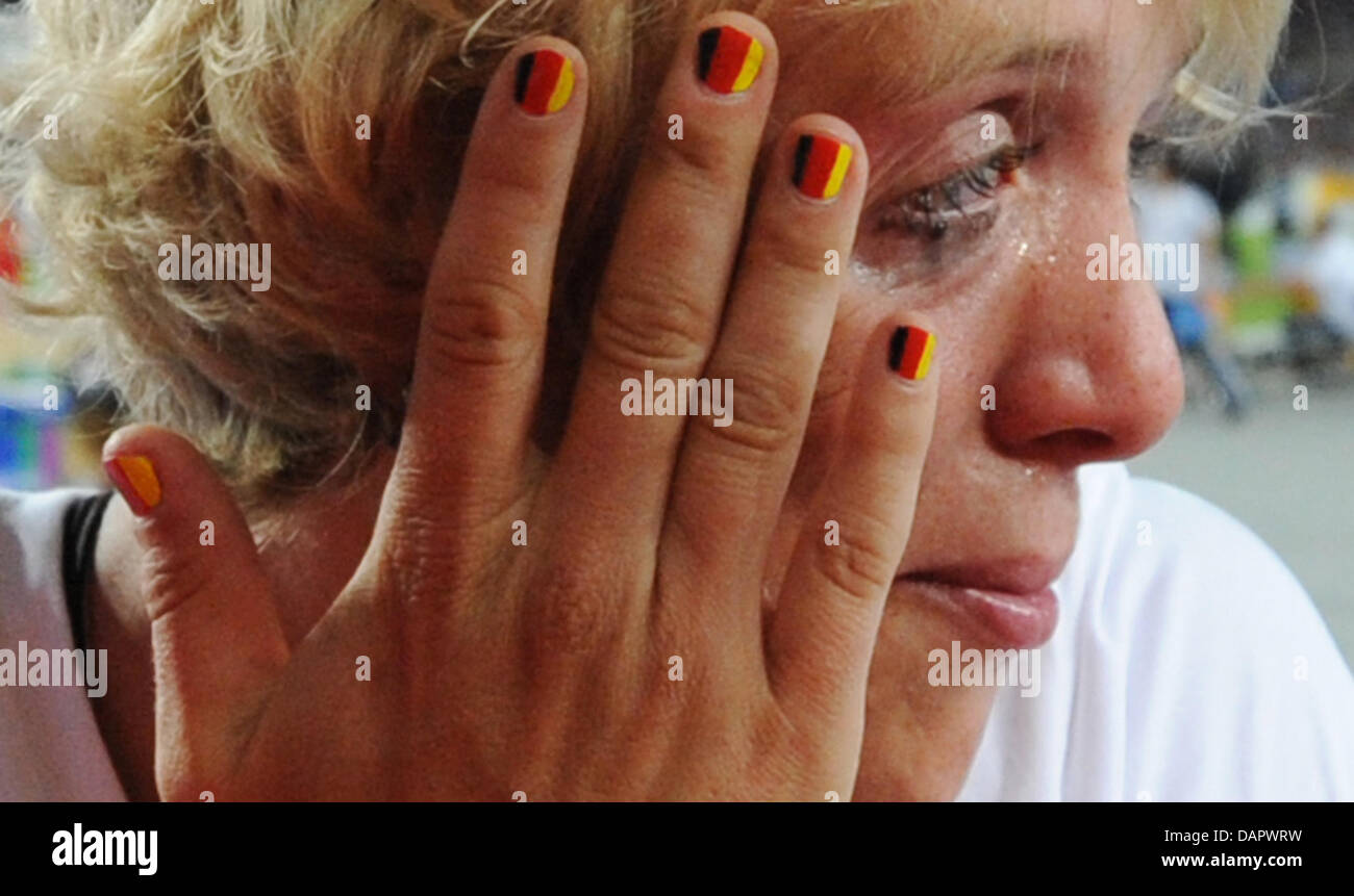 NEU - alternativer Ausschnitt - Christina Obergföll of Germany (C) cries during the Javelin Final at the 13th IAAF World Championships in Athletics, in Daegu, Republic of Korea, 01 September 2011. She finished with fourth place Photo: Rainer Jensen dpa  +++(c) dpa - Bildfunk+++ Stock Photo