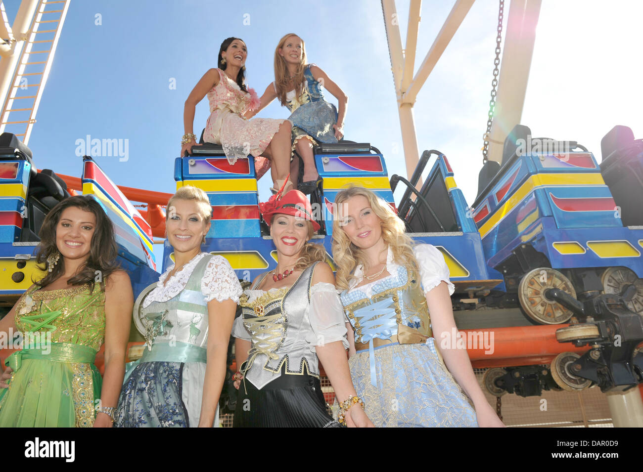 (EXLCUSIVE) The presentor Sandra Ahrabian (in Ophelia Blaimer, behind L-R), Georgia Schulze (in Anina W), Ariadne Ioannou (in Herzi Dirndl, front L-R), presentor Verena Kerth (in Re-Kitz), TV presentor Arlett Mallon (in Dindlpunk) and Katrin Hartl (in My Dirndl), and pose in front of the Olympia Looping, the largest rollercoaster of Oktoberfest, in Munich, Germany, 06 September 201 Stock Photo