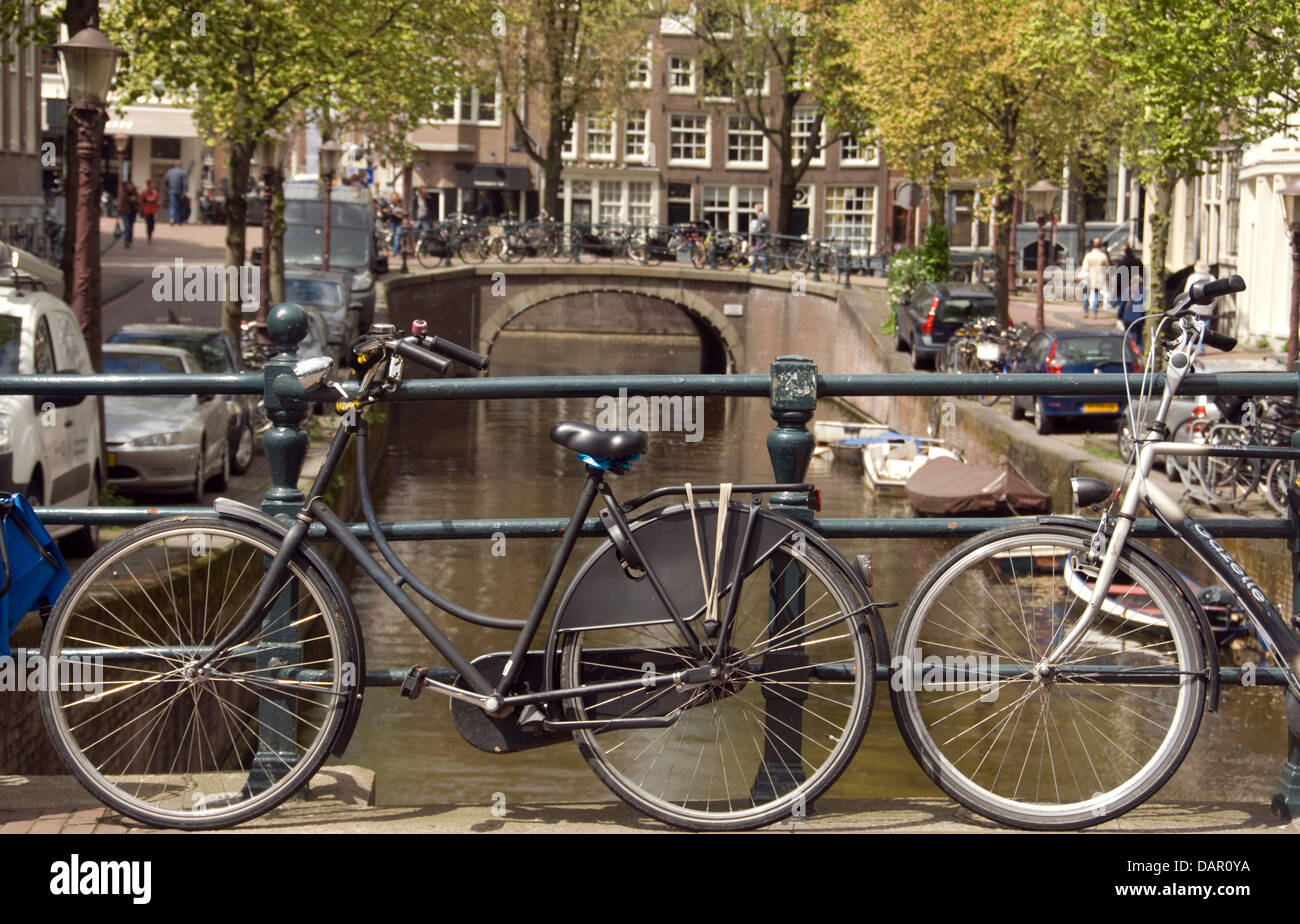 NETHERLANDS; AMSTERDAM; BICYCLES AT THE END OF THE SIGNEL CANAL Stock Photo