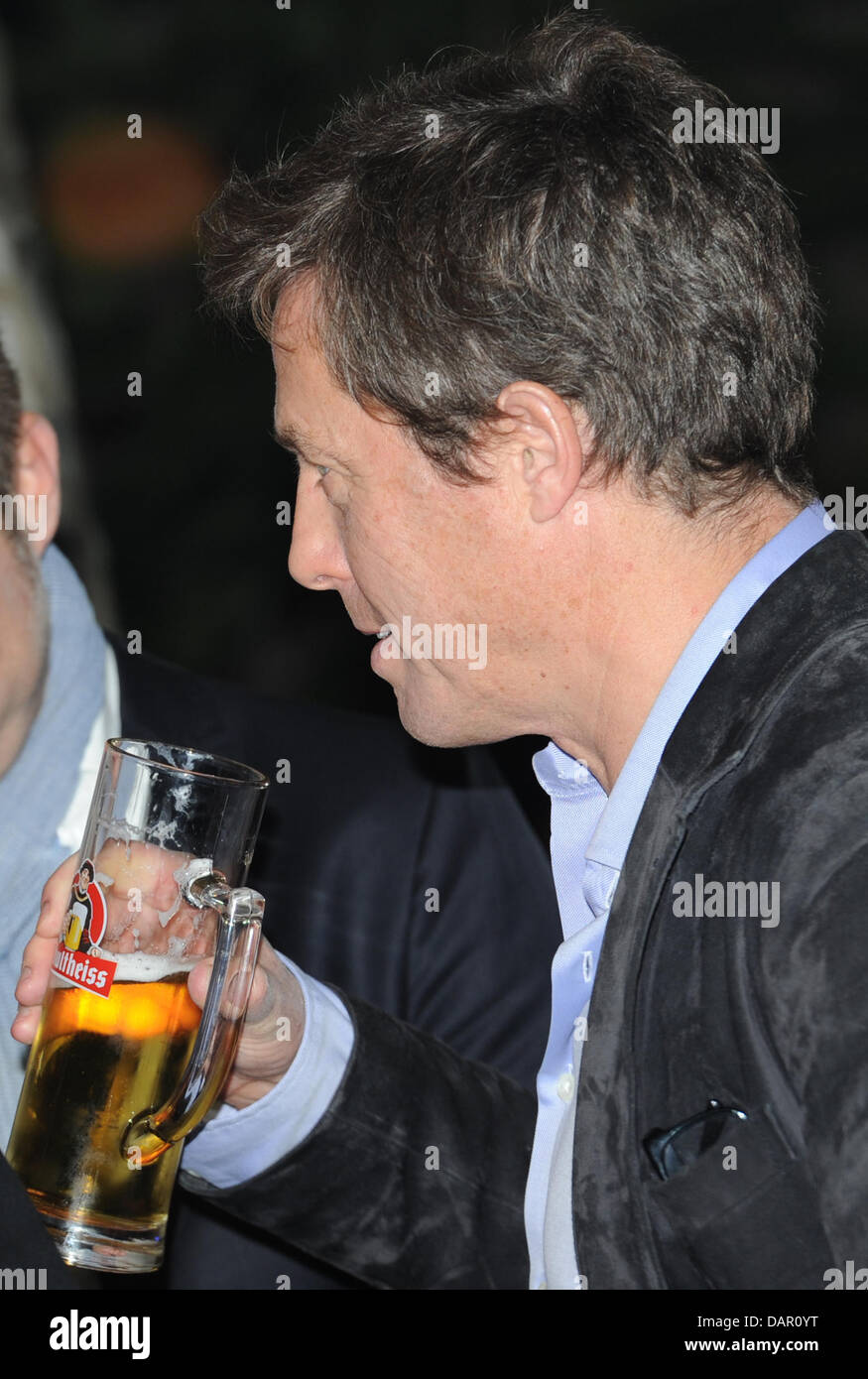 British actor hugh grant beer hi-res stock photography and images