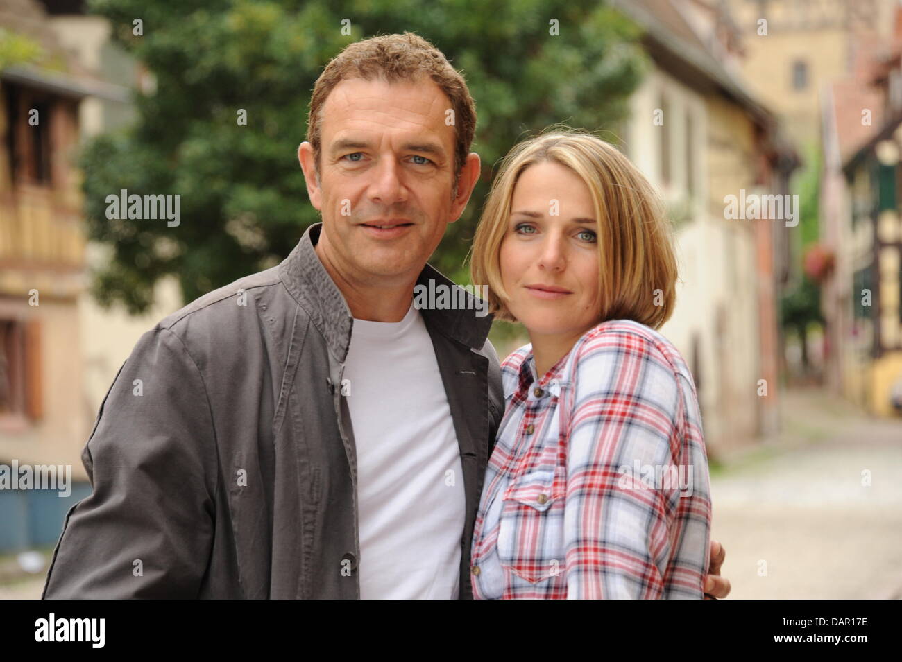Actor Jean-Yves Berteloot as Marc von der Lohe and actress Tanja Wedhorn as business woman Jeanine Weiss poses during filming for the German television broadcaster ZDF's production of 'Ein Sommer im Elsass' ('A Summer in Alsace') in Bergheim, France, 08 September 2011. The six film in the ZDF Sunday film series takes place in Alsace. Jeanine Weiss, business woman from Berlin, arriv Stock Photo