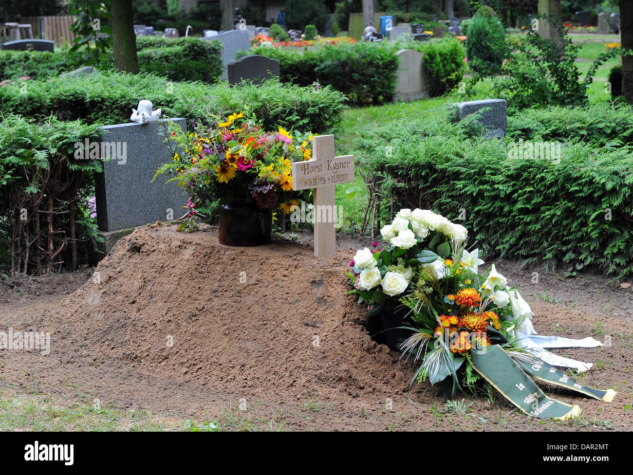 The grave of Horst Kasner, father of German Chancellor Angela Merkel, is seen at Waldfriedhof cemetery in Templin, Germany, 10 September 2011. Kasner died on 02 September 2011 aged 85 years. Photo: JENS KALAENE Stock Photo