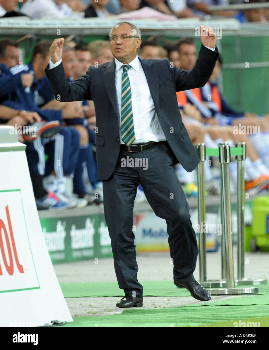 Wolfsburg's head coach Felix Magath gestures during the German Bundesliga match between VfL Wolfsburg and FC Schalke 04 at Volkswagen-Arena in Wolfsburg, Germany, 11 September 2011. Photo: PETER STEFFEN   (ATTENTION: EMBARGO CONDITIONS! The DFL permits the further utilisation of the pictures in IPTV, mobile services and other new technologies only no earlier than two hours after th Stock Photo