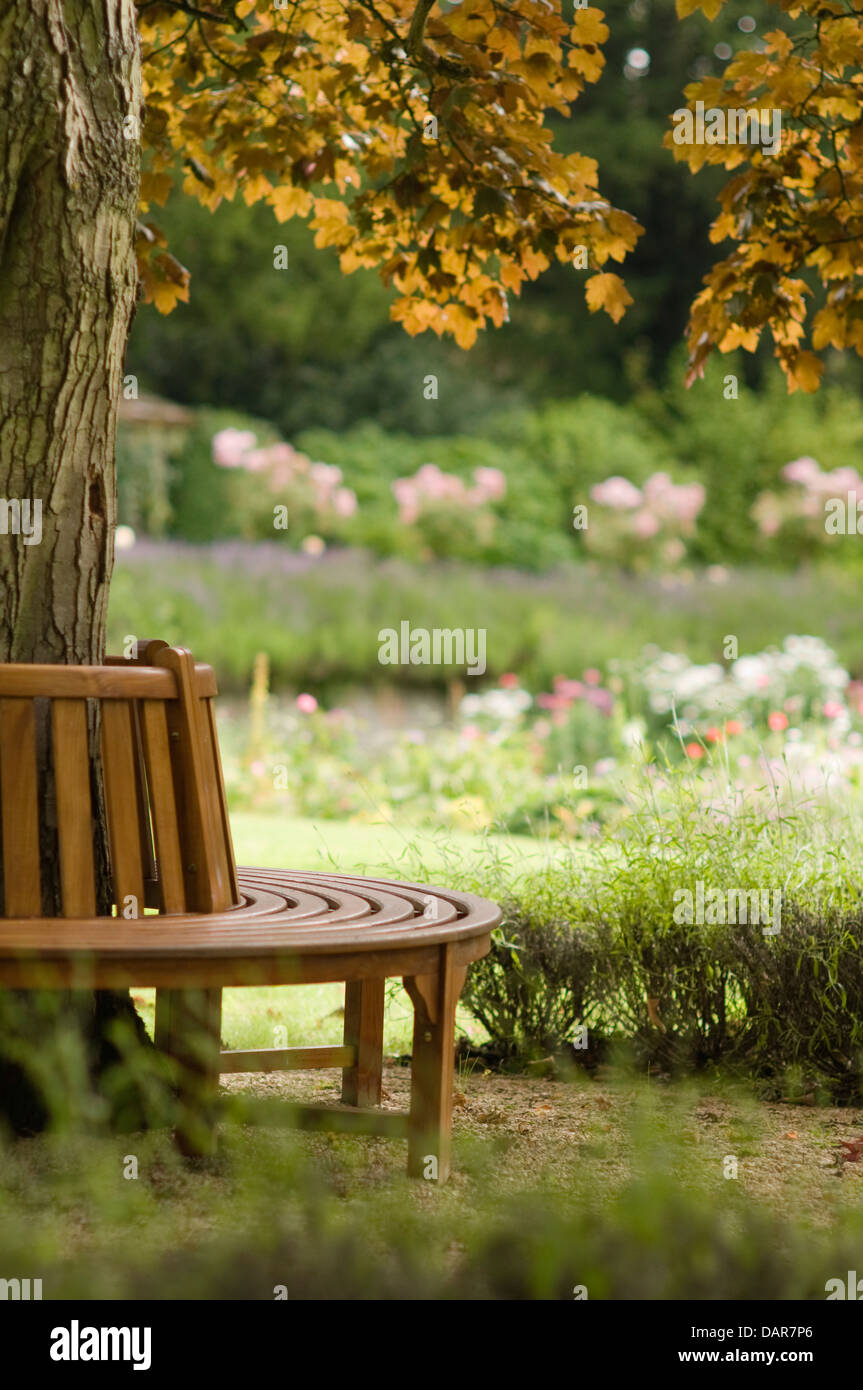 Wooden circular garden bench hires stock photography and images Alamy