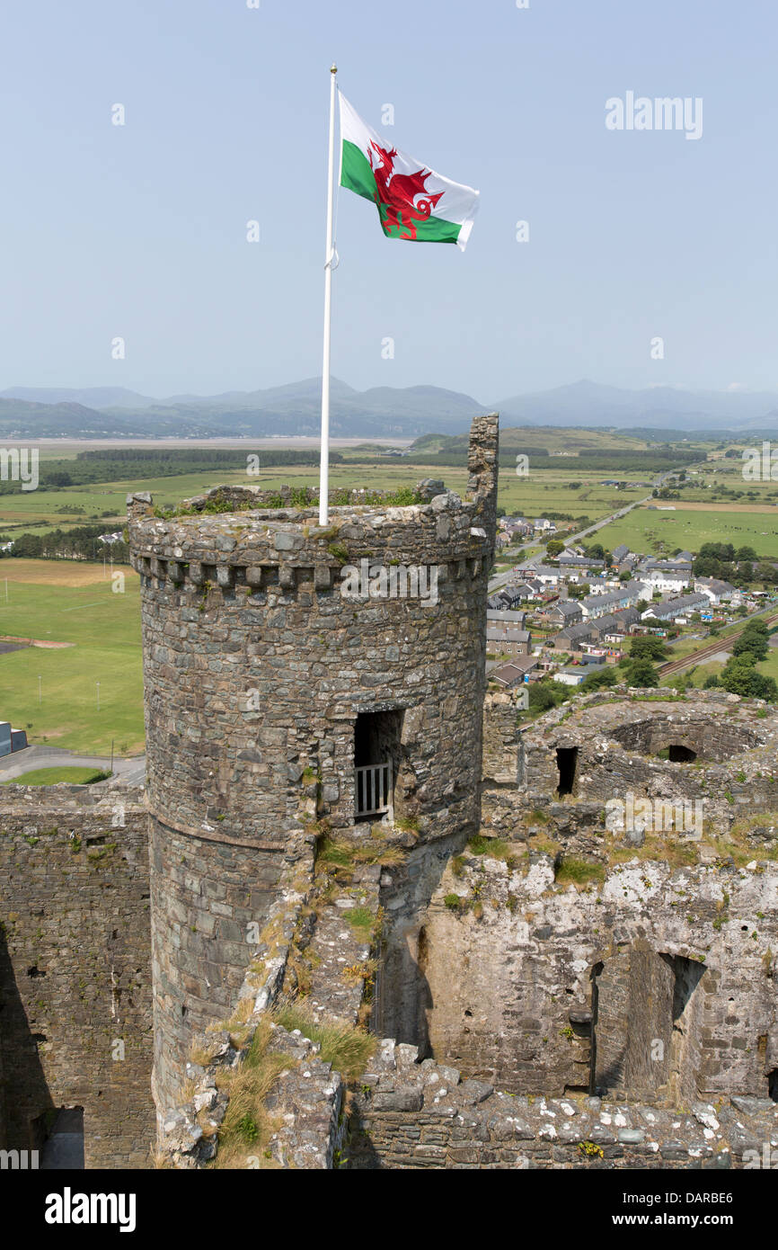 Town of Harlech, Wales.  Harlech Castle gatehouse, with the Red Dragon flag flying above the north gatehouse inner tower. Stock Photo