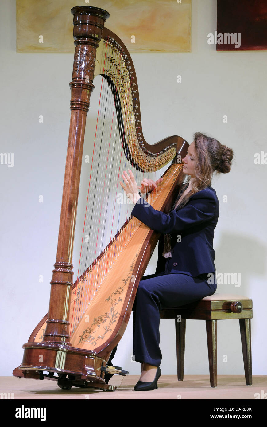 Harp Player High Resolution Stock Photography and Images Alamy