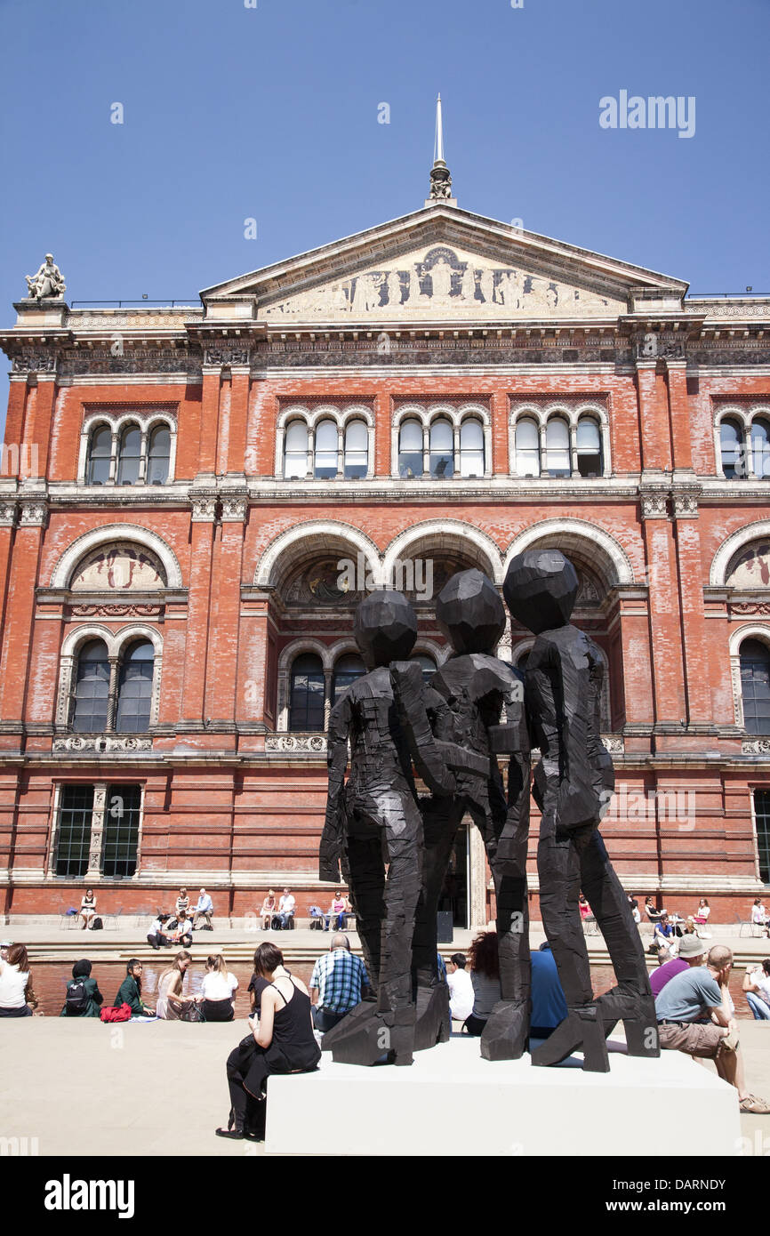 Contemporary sculpture at the Victoria and Albert museum, London