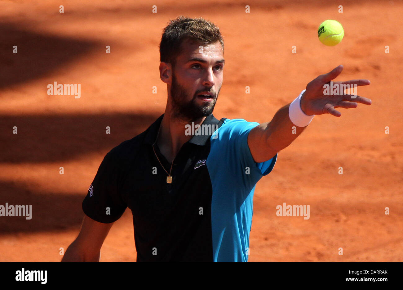 Hamburg, Germany. 18th July, 2013. Benoit Paire of France serves in the round of 16 match against Monaco of Argetina during the ATP tournament in Hamburg, Germany, 18 July 2013. Photo: AXEL HEIMKEN/dpa/Alamy Live News Stock Photo