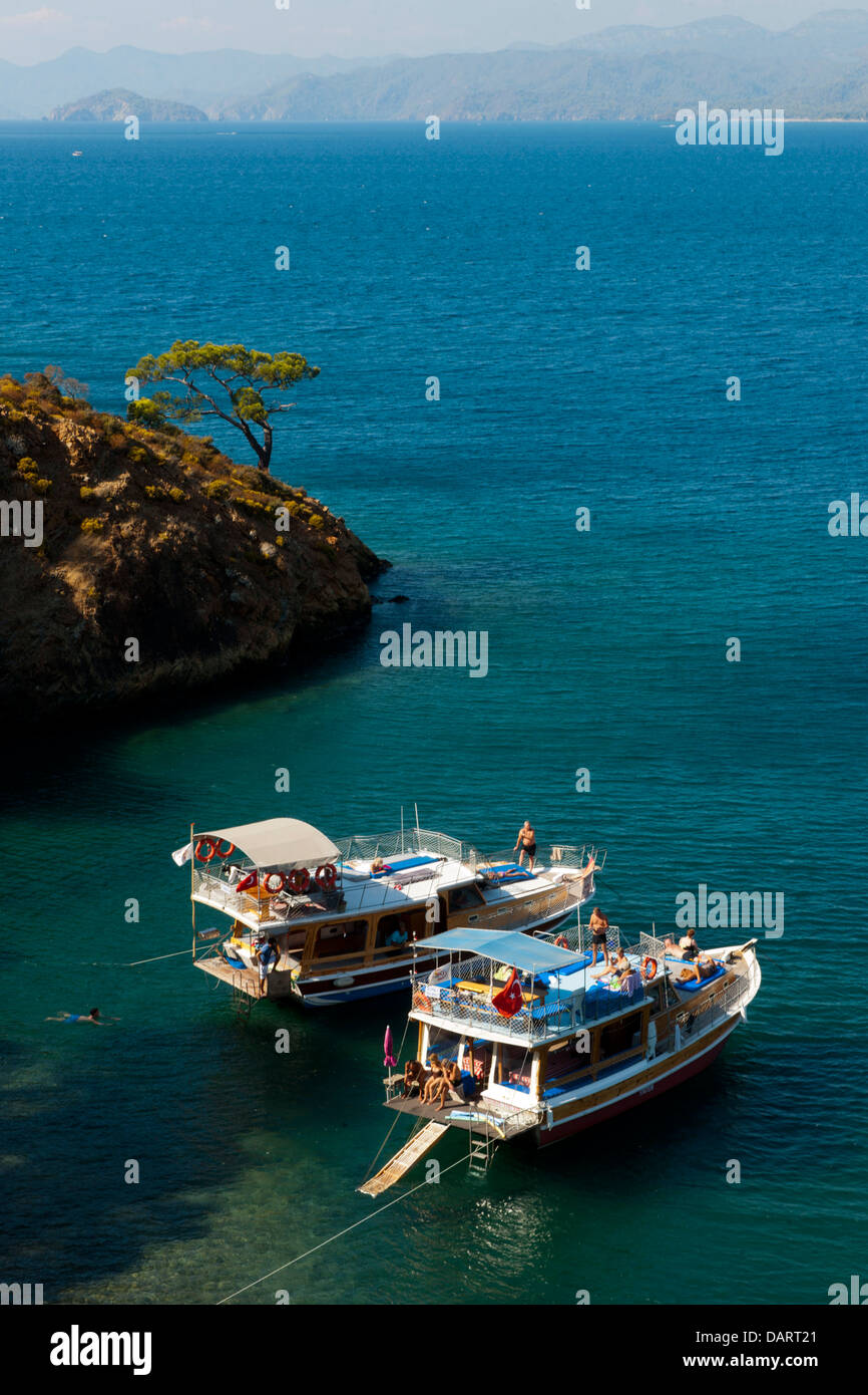 Asien, Türkei, Provinz Mugla, Fethiye, Fethiye Halbinsel, Ausflugsboote in einer Bucht Stock Photo