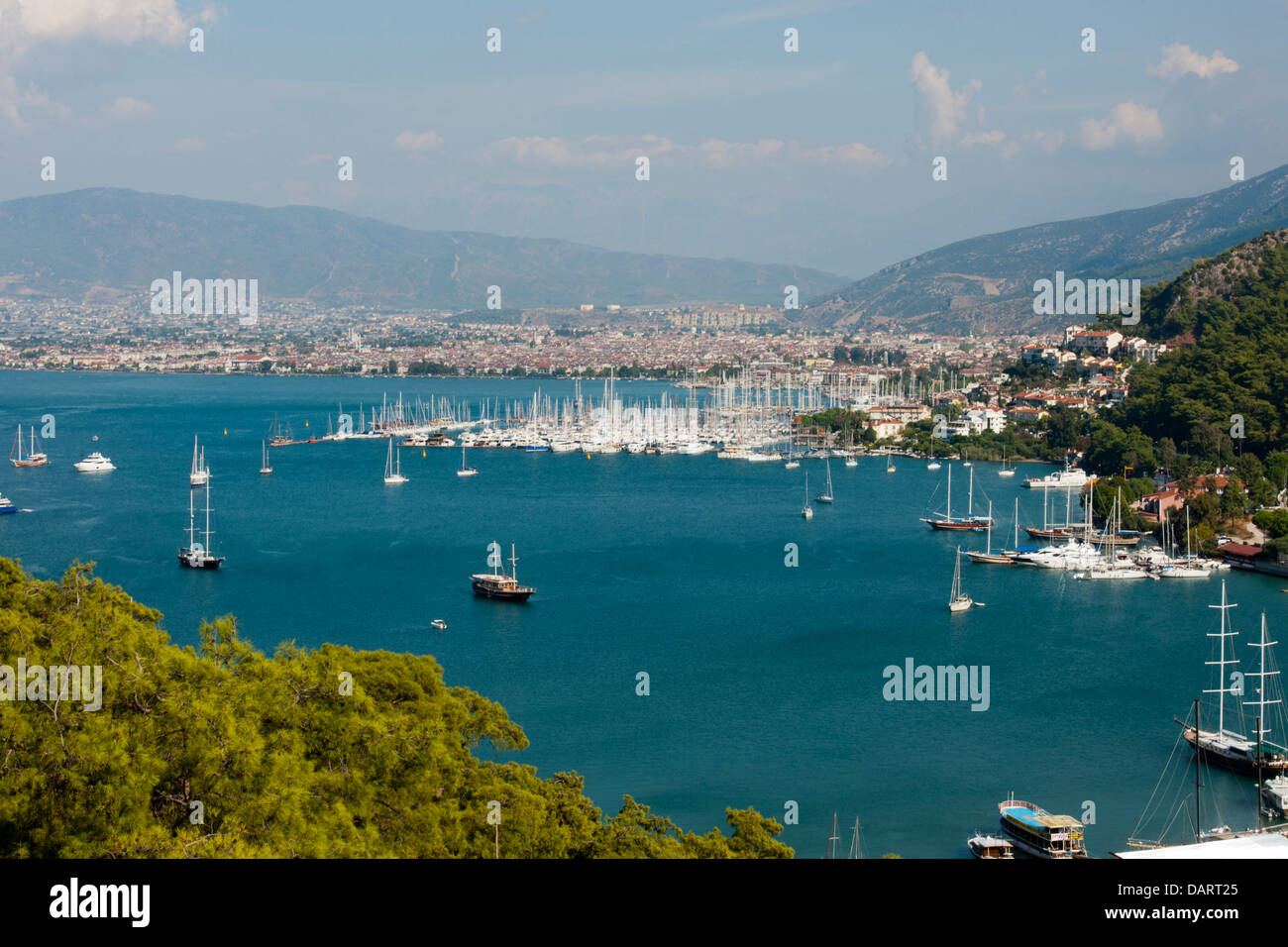Asien, Türkei, Provinz Mugla, Fethiye, Blick von Fethiye Halbinsel über den Yachthafen auf die Stadt Stock Photo