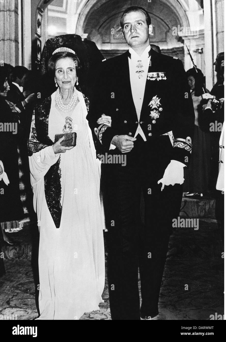 Juan Carlos I, * 5.1.1938, king of Spain since 22.11.1975, full length, with mother Maria de las Mercedes, 1980s, Stock Photo