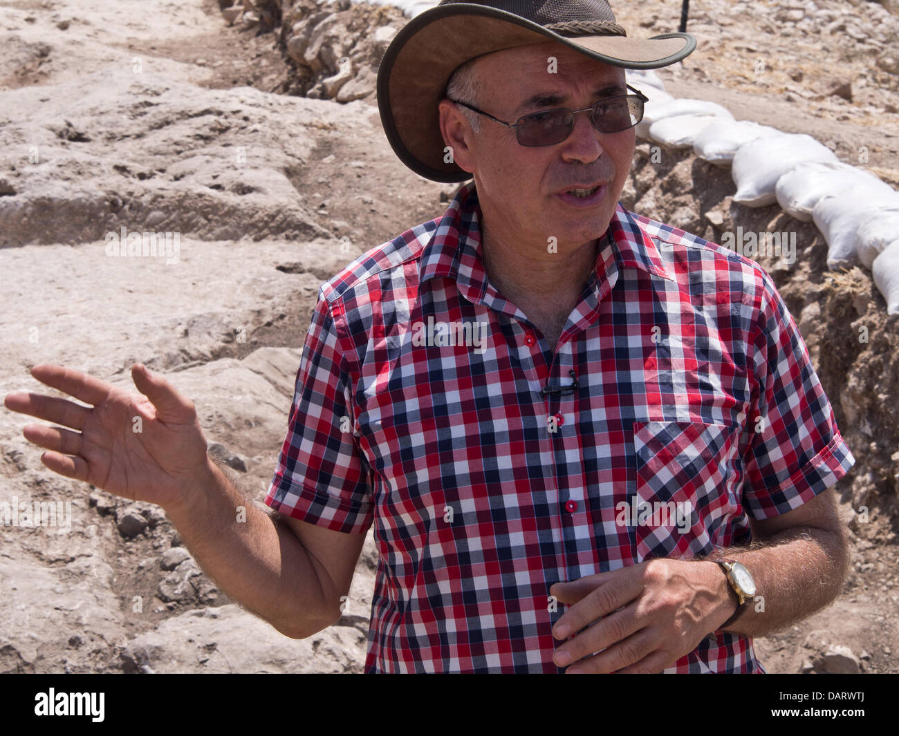 Bet Shemesh, Israel. 18th July 2013. Hebrew University Prof. YOSSI GARFINKEL explains the significance of findings at Khirbet Qeiyafa and the certainty of the identification of King David's 10th century BCE palace, based on evidence including Oxford University Carbon-14 test results. .  Prof. Yossi Garfinkel, of the Hebrew University, and Saar Ganor, of the Israel Antiquities Authority, claim to have positively identified King David's 10th century BCE palace, known to have existed in the Kingdom of Judah at Khirbet Qeiyafa. Credit:  Nir Alon/Alamy Live News Stock Photo