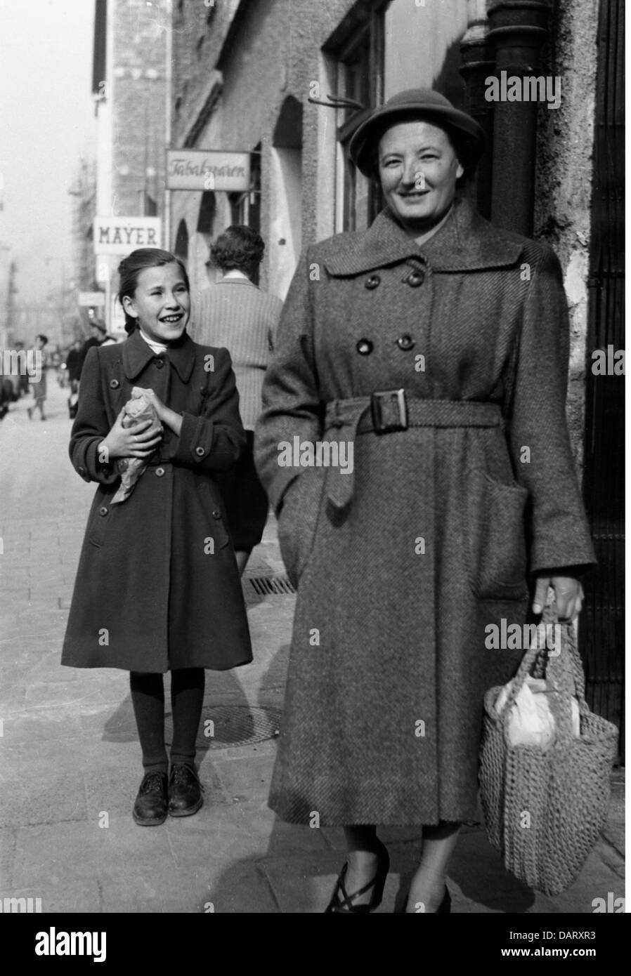 post war period, people, Germany, mother with child shopping, late 1940s, Additional-Rights-Clearences-Not Available Stock Photo
