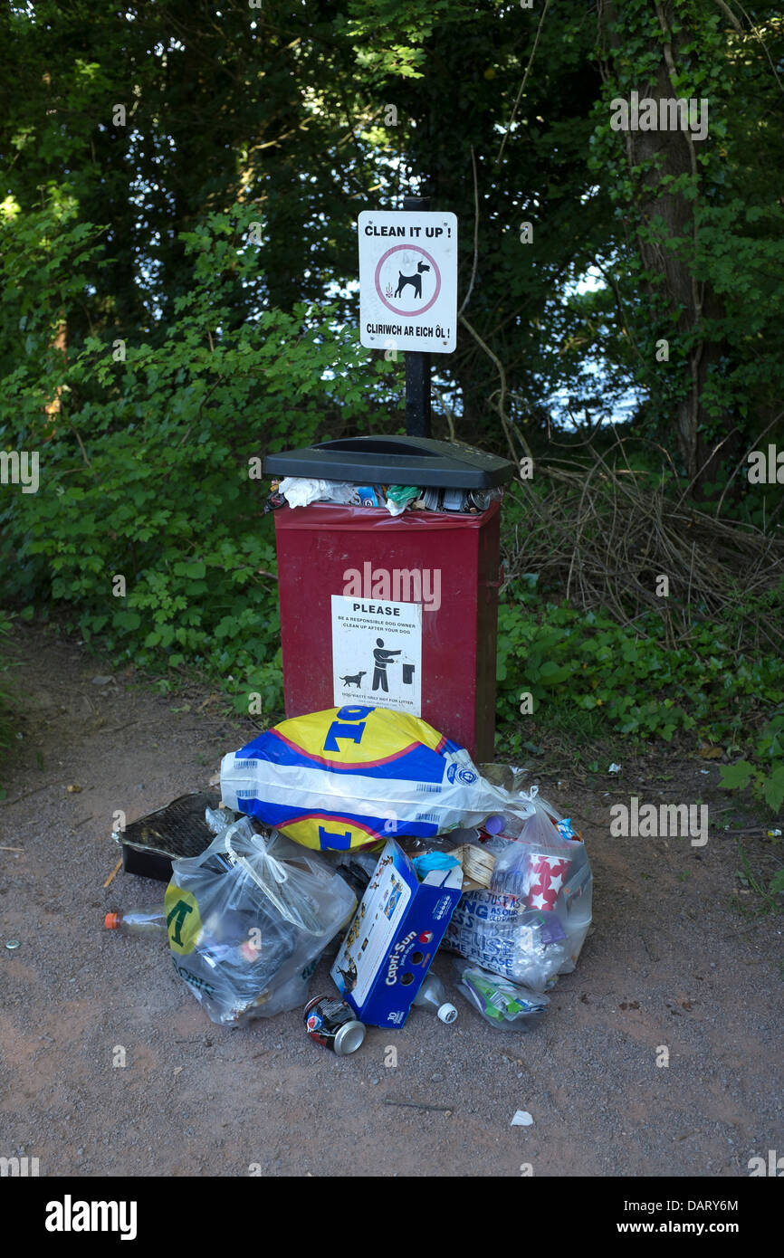 Overfull rubbish bin hi-res stock photography and images - Alamy