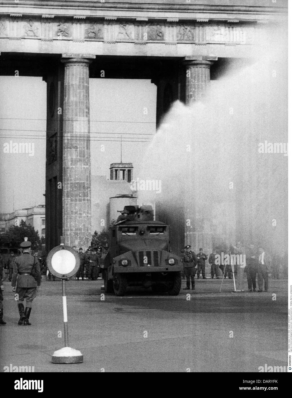 Geography / travel, Germany, Berlin, wall, construction, East German police is closing the Brandenburg Gate, 14.8.1961, Additional-Rights-Clearences-Not Available Stock Photo