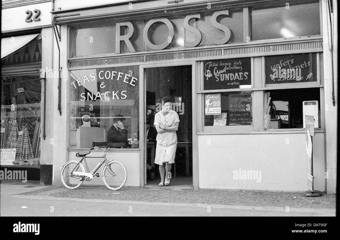 Rossi Ice Cream Parlor, Green Lanes, Dagenham Stock Photo Alamy