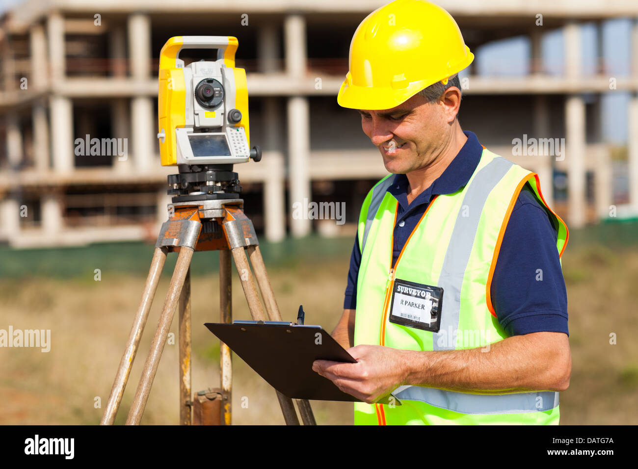 Теодолит на стройке. Работа съемщиком. Съемщик фото. Работа с теодолитом обучение видео. Andrewlozovyi attractive smiling surveyor working with digital level.