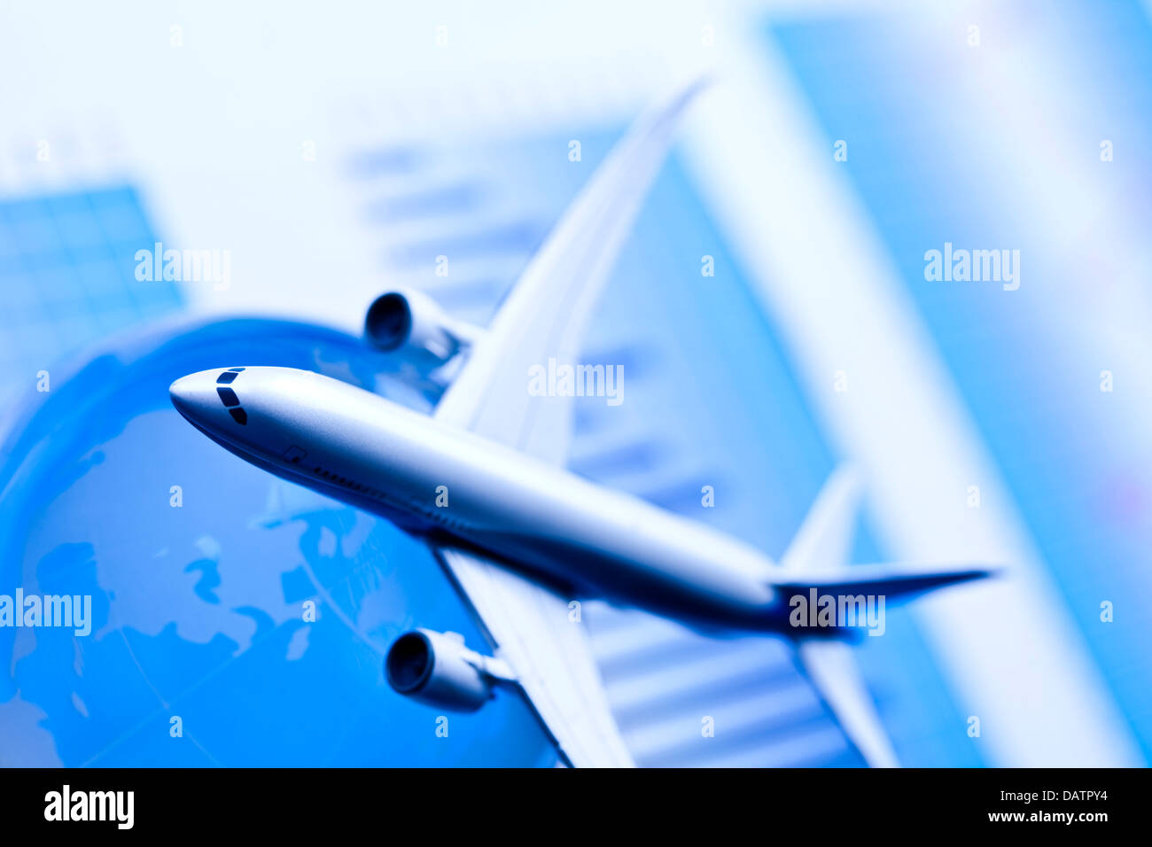 Airlines and globe hi-res stock photography and images - Alamy