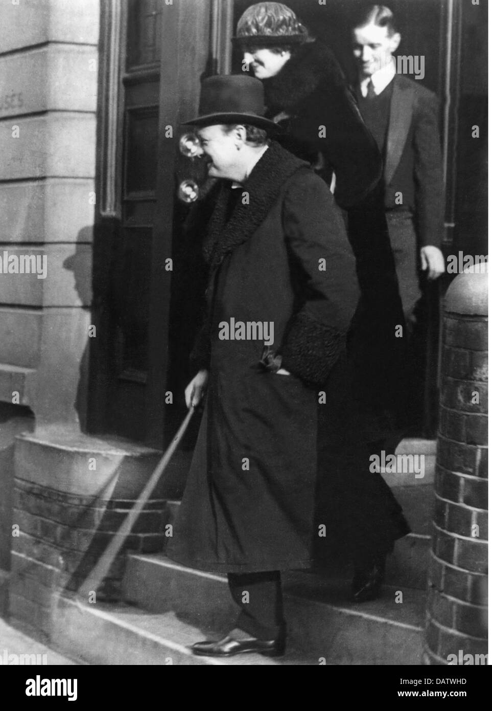 Churchill, Winston Spencer, 30.11.1874 - 24.1.1965, British politician (Cons.), full length, with wife Clementine, 1915, Stock Photo