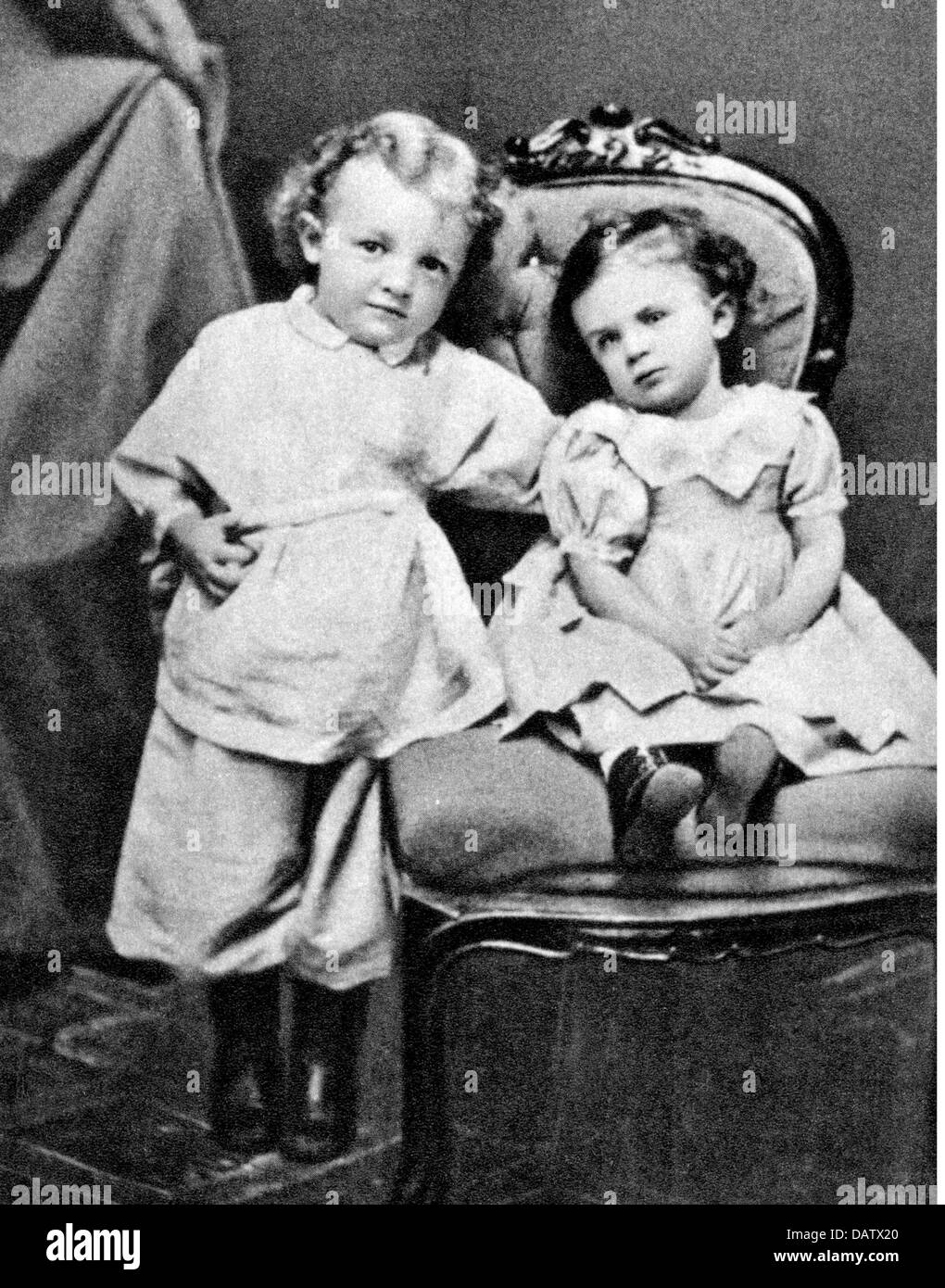 Lenin (Vladimir Ilyich Ulyanov), 22.4.1870 - 21.1.1924, Russian politician, half length, as a child, with his sister Olga, Uljanovsk, 1874, Stock Photo