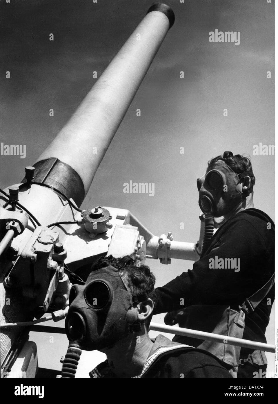 military, Australia, circa 1940, navy, anti-aircraft gunnery drill, artillerymen with gas masks on board of HMAS 'Canberra', exercise in the Jervis Bay, Additional-Rights-Clearences-Not Available Stock Photo