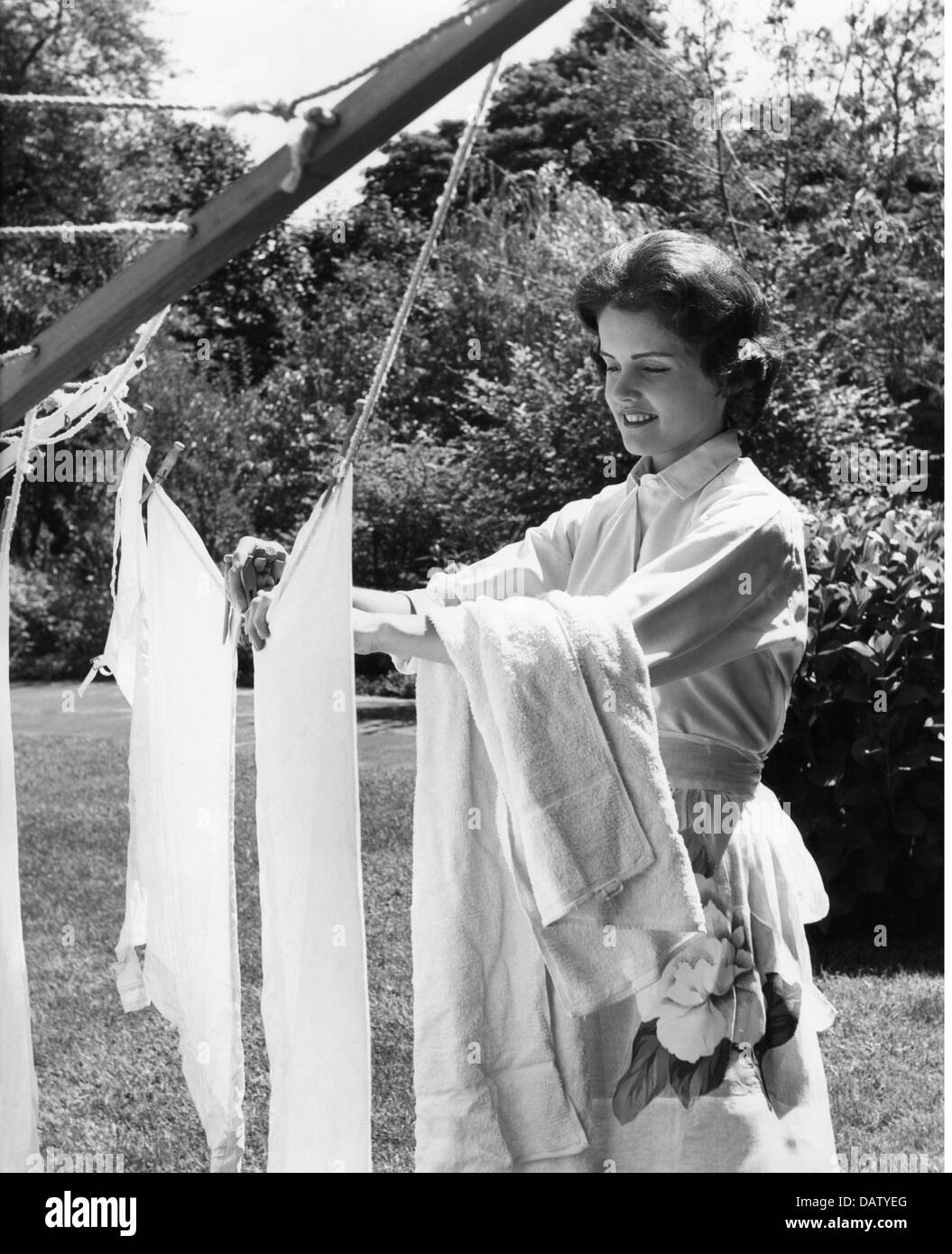 household, washing, woman outdoors hanging her laundry on the clothesline, 1950s, Additional-Rights-Clearences-Not Available Stock Photo