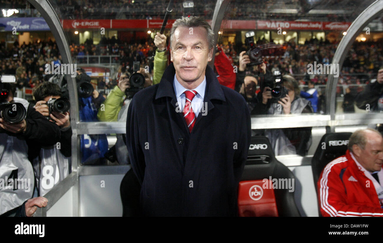 Bayern Munich's new head coach Ottmar Hitzfeld is followed by photographers as he arrives at the sideline for the Bundesliga match 1. FC Nuremberg vs Bayern Munich at Easy-Credit Arena in Nuremberg, Germany, Friday, 02 February 2007. Photo: Thomas Eisenhuth (ATTENTION: BLOCKING PERIOD! The DFL permits the further utilisation of the pictures in IPTV, mobile services and other new te Stock Photo