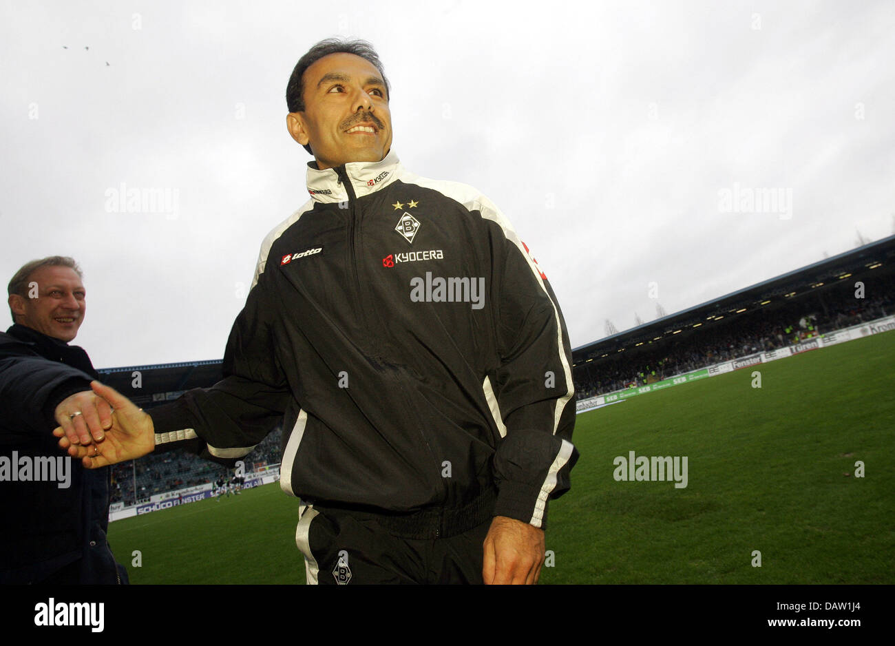 Moenchengladbach's new head coach Jos Luhukay arrives at the Bundesliga match Arminia Bielefeld vs Borussia Moenchengladbach at Schueco Arena in Bielefeld, Germany, Saturday, 03 February 2007. Photo: Bernd Thissen (ATTENTION: BLOCKING PERIOD! The DFL permits the further utilisation of the pictures in IPTV, mobile services and other new technologies no earlier than two hours after t Stock Photo