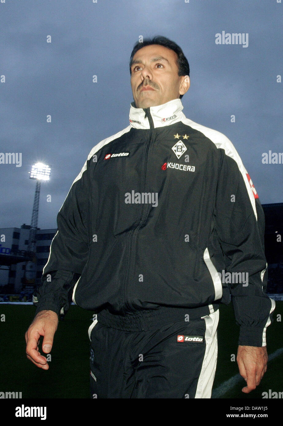 Moenchengladbach's new head coach Jos Luhukay walks at the sideline prior to the Bundesliga match Arminia Bielefeld vs Borussia Moenchengladbach at Schueco Arena in Bielefeld, Germany, Saturday, 03 February 2007. Photo: Bernd Thissen (ATTENTION: BLOCKING PERIOD! The DFL permits the further utilisation of the pictures in IPTV, mobile services and other new technologies no earlier th Stock Photo