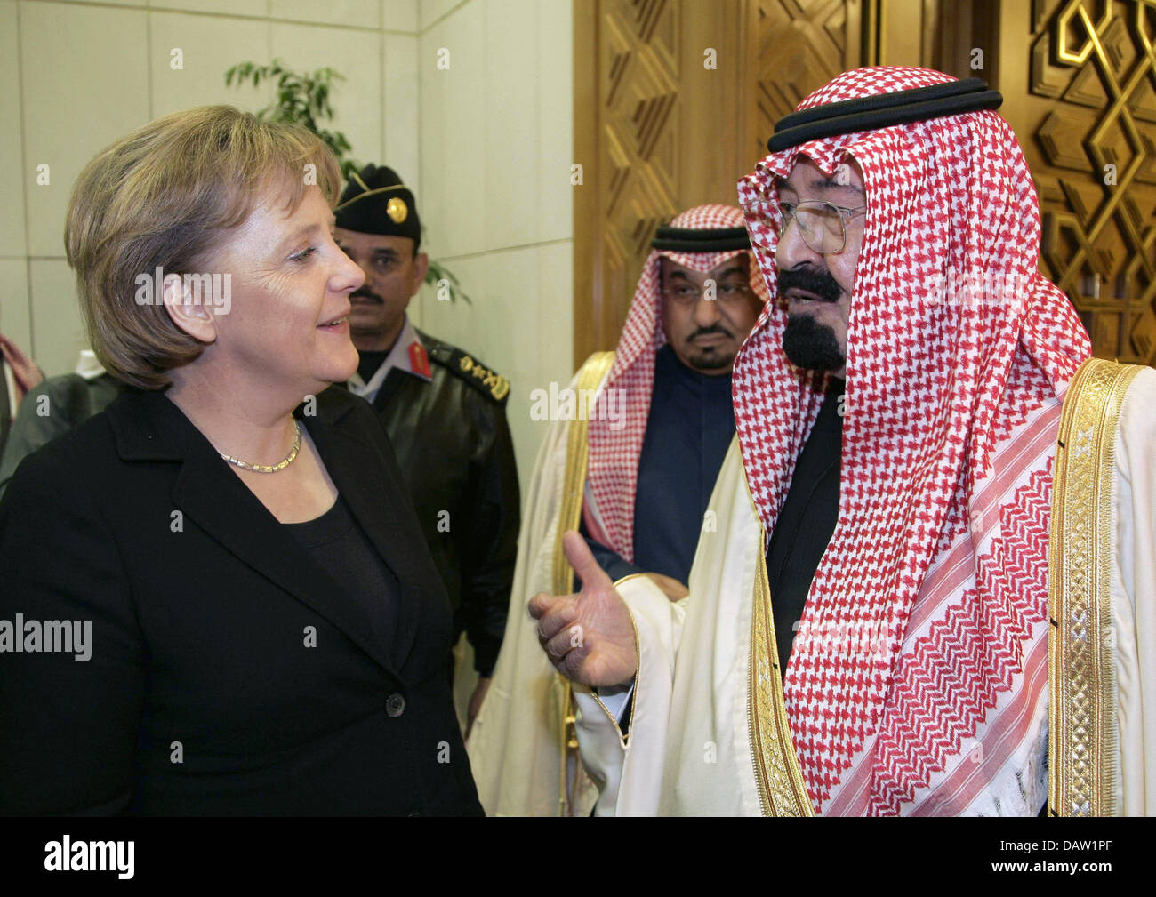 German Chancellor Angela Merkel meets King Abdullah Bin Abdulaziz al-Saud of Saudi Arabia in Riad, Saudi Arabia, Sunday 04 February 2007. Saudi Arabia is Merkel's second stop during her 4-day visit of four Arab countries.  Photo: Peer Grimm Stock Photo