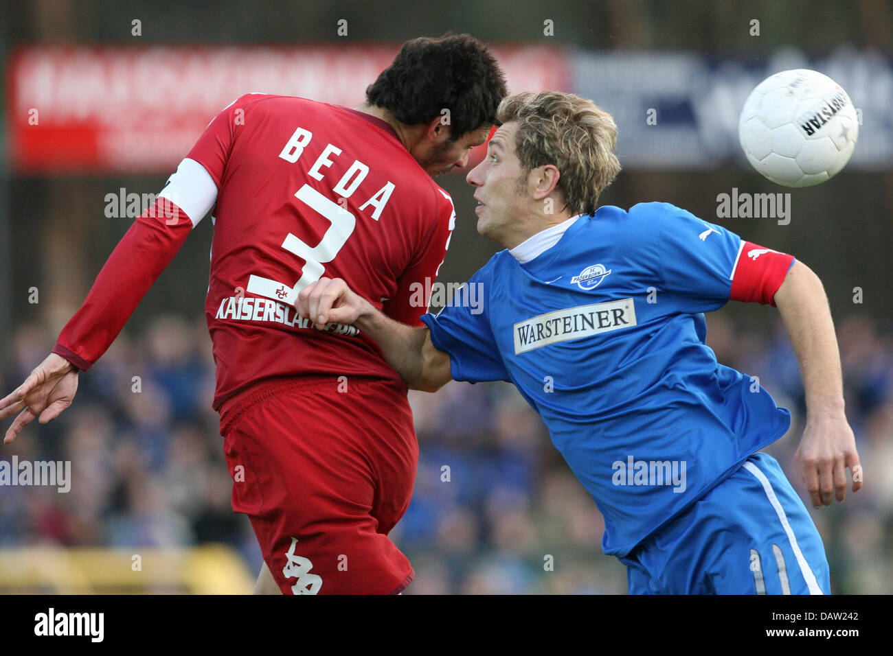 Rene Mueller (R) of Paderborn and Mathieu Beda (L) fo Kaiserslautern play a heading duel during the Bundesliga 2nd division match SC Paderborn vs 1.FC Kaiserslautern at the Hermann LOens stadium of Paderborn, Germany, 4 February 2007. Photo: Friso Gentsch Stock Photo