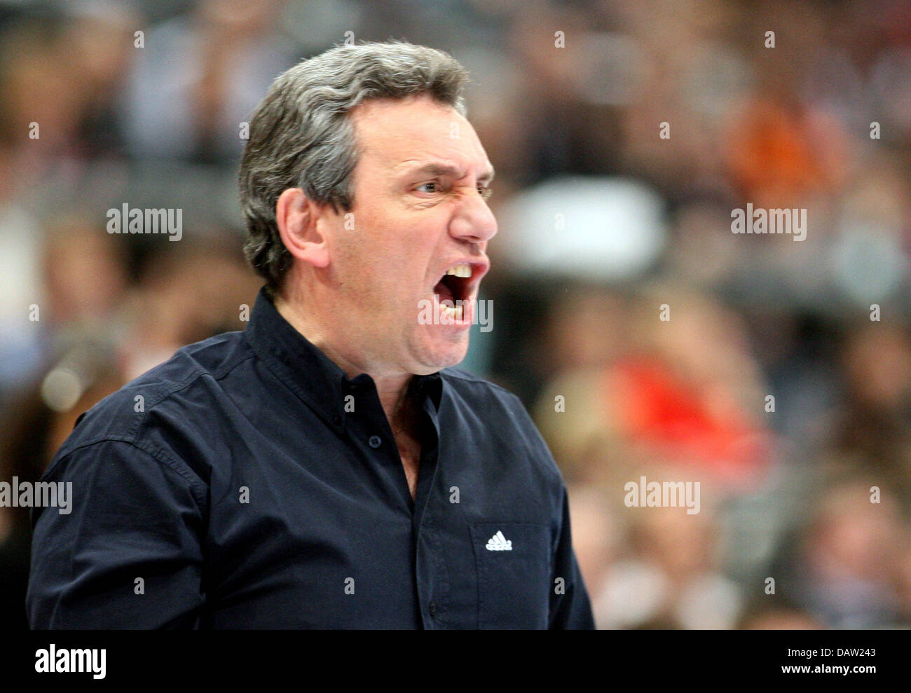 French head coach Claude Onesta adresses his players during the 2007 Germany Handball World Championships in Cologne, Germany, Sunday, 04 February 2007. Photo: Franz-Peter Tschauner Stock Photo