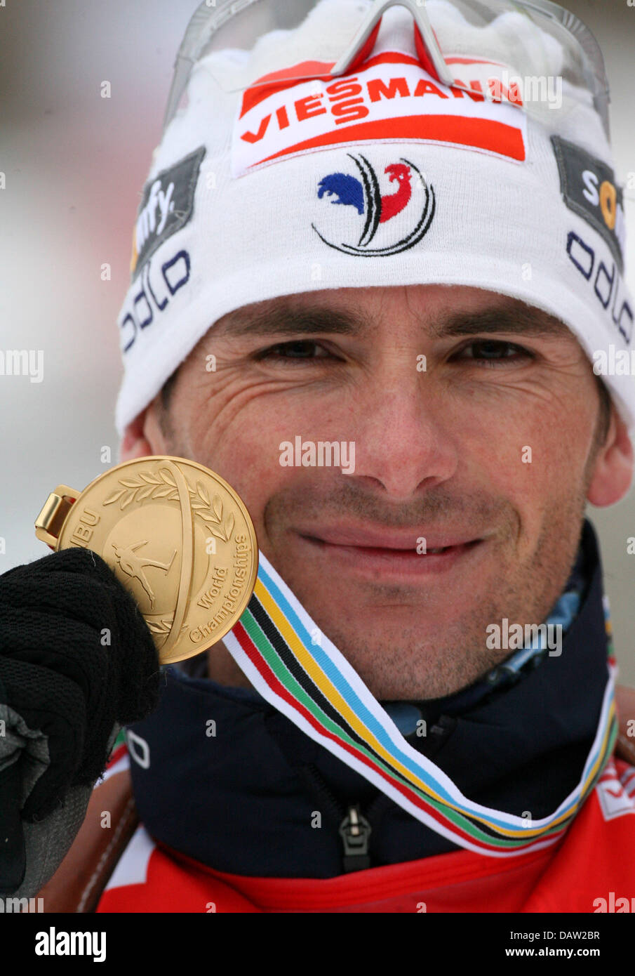 French Raphael Poiree happily poses with his gold medal after the men's 20km competition at the Biathlon World Championships 2007 in Antholz, Italy, Tuesday, 6 February 2007. German Greis won the silver medal behind French gold medalist Raphael Poiree and in front of bronze medalist Michal Slesingr from Czechia. Photo: Martin Schutt Stock Photo