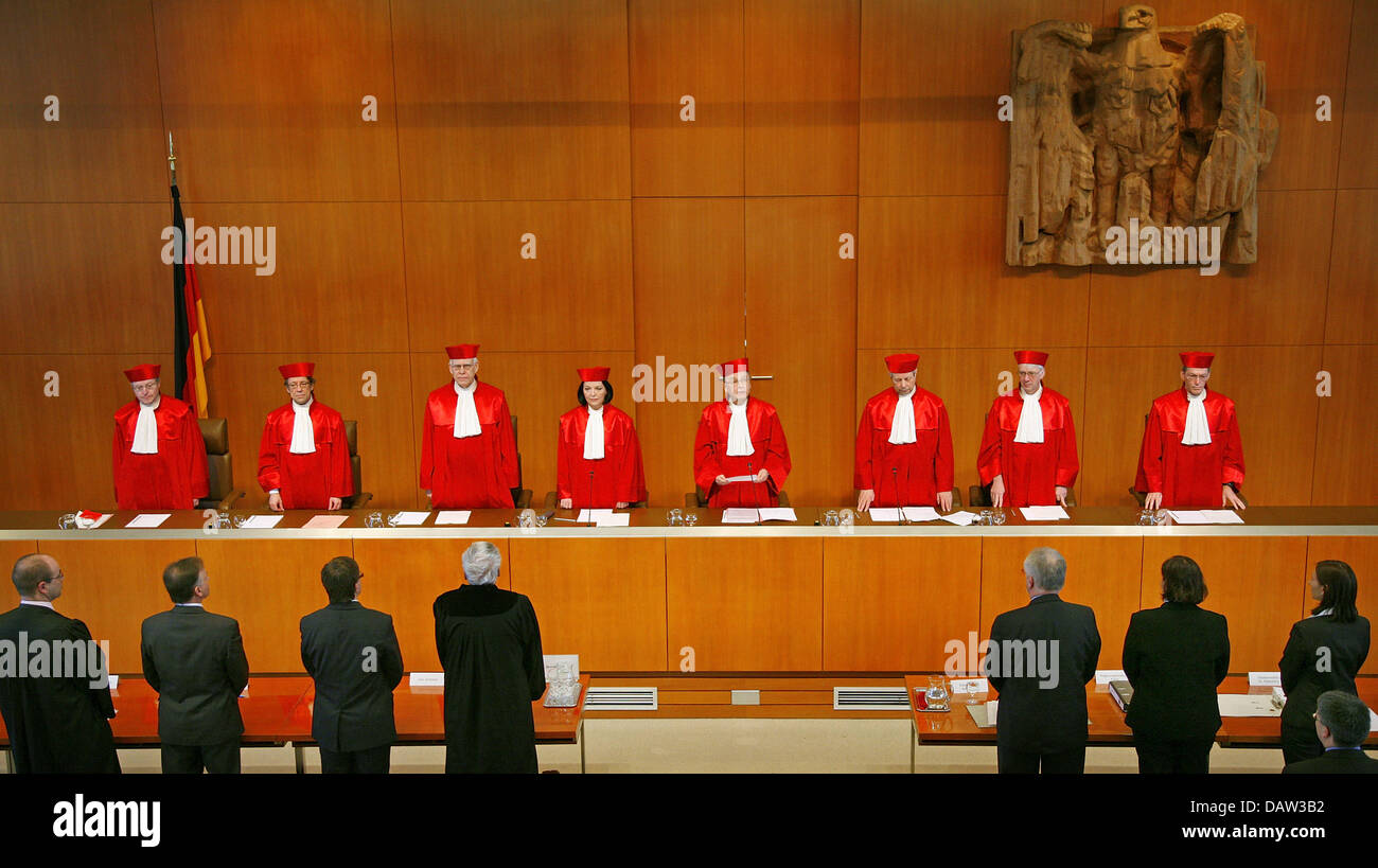 The President of the Federal Constitutional Court Hans-Juergen Papier (C) proclaims the court's decision on the secret paternity tests in Karlsruhe, Germany, Tuesday, 13 February 2007. The court reinforced the legal invalidity of such tests. Photo: Bernd Wittek Stock Photo