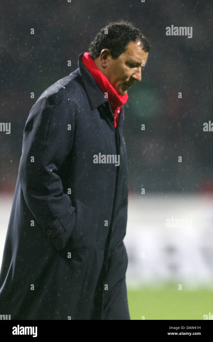 Ajax Amsterdam's head coach Henk ten Cate looks frustrated after the first leg of the UEFA Cup first knockout round tie against SV Werder Bremen at the Weser stadium in Bremen, Germany, Wednesday, 14 February 2007. Three second half goals from Bremen gave the German side a 3-0 win over 10-man Ajax. Photo: Carmen Jaspersen Stock Photo