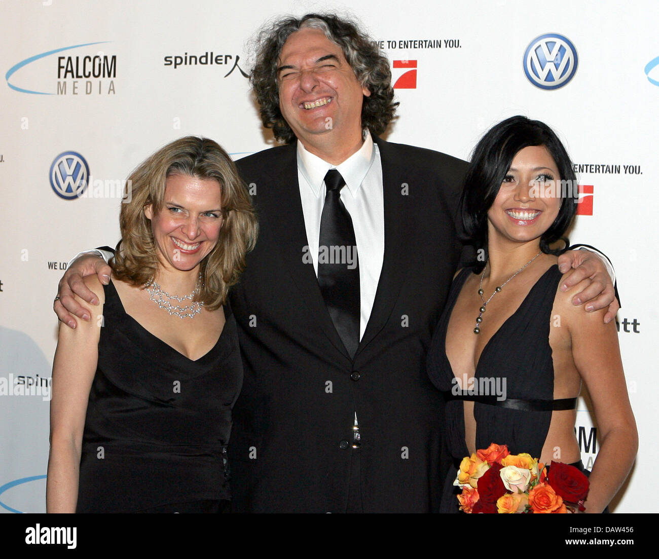 Producer Barbara Martinez Jitner (L-R), US-American filmmaker Gregory Nava and Mexican actress Maya Zapata are pictured prior to the party for the film 'Bordertown' at the 57th Berlinale Film Festival in Berlin, Germany, Thursday, 15 February 2007. Photo: Jens Kalaene Stock Photo