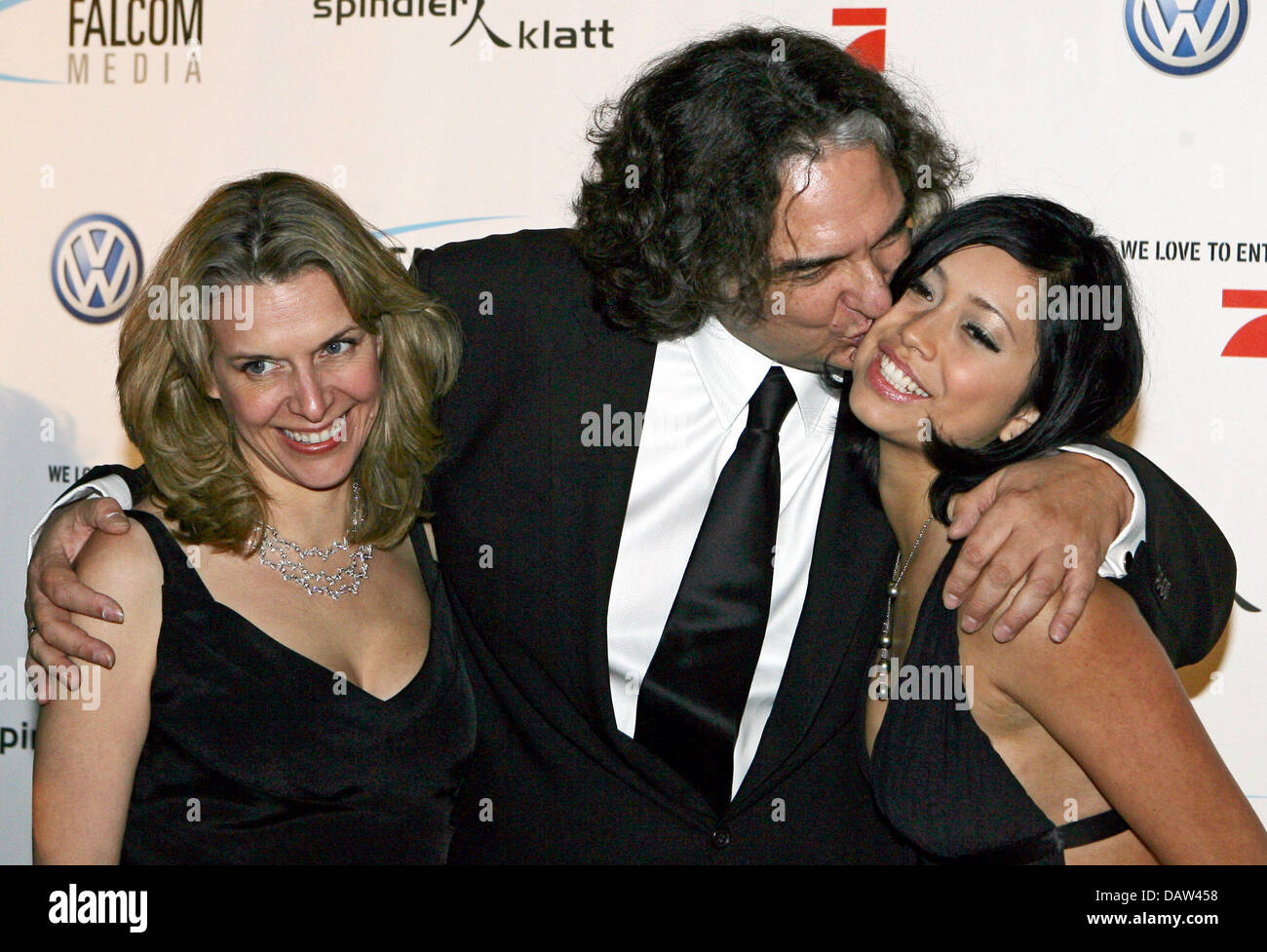 Producer Barbara Martinez Jitner (L-R), US-American filmmaker Gregory Nava and Mexican actress Maya Zapata are pictured prior to the party for the film 'Bordertown' at the 57th Berlinale Film Festival in Berlin, Germany, Thursday, 15 February 2007. Photo: Jens Kalaene Stock Photo