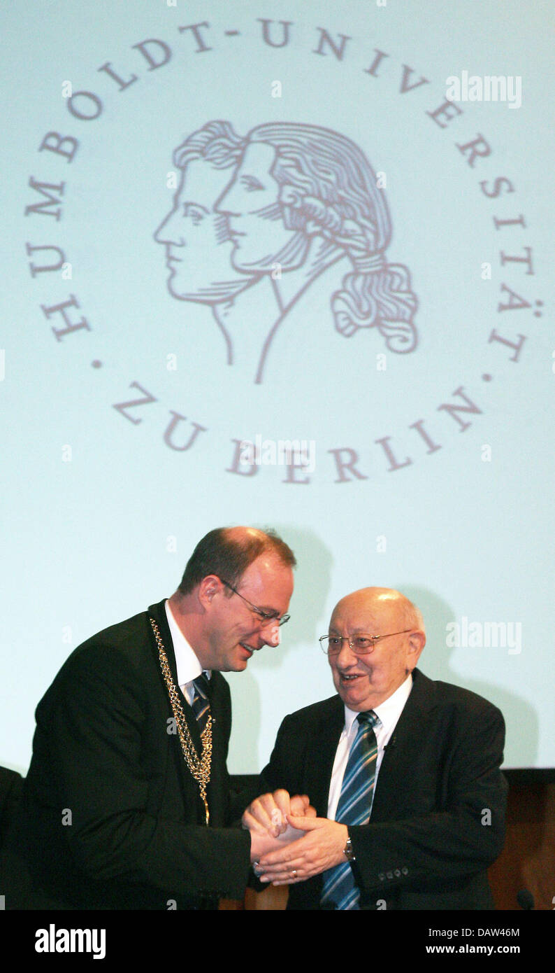 Christoph Markschies (L), president of the Humboldt University, congratulates literary critic Marcel Reich-Ranicki (R) for his apoointment as honorary doctor  in Berlin, Germany, Friday, 16 February 2007. The Humboldt University appointed Reich-Ranicki, who they rejected to be a student during the National Socialism, honorary doctor of the Philosophic Faculty. Photo: Steffen Kugler Stock Photo