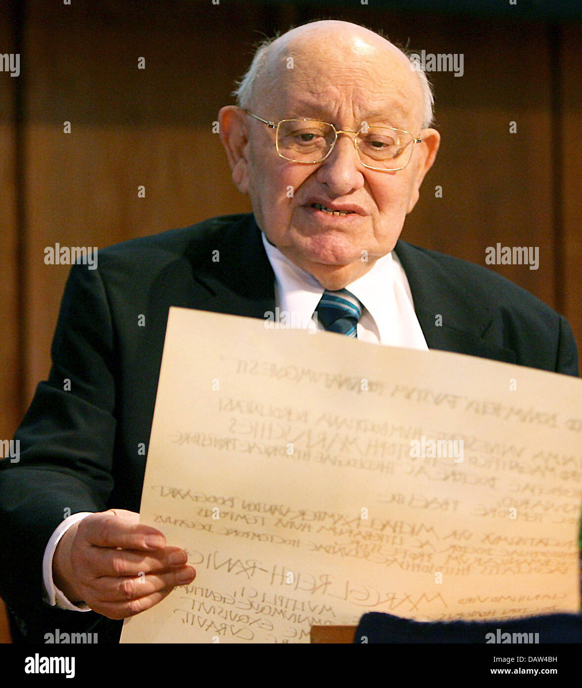 Literary critic Marcel Reich-Ranicki reads his honorary doctor charter in Berlin, Germany, Friday, 16 February 2007. The Humboldt University appointed Reich-Ranicki, who they rejected to be a student during the National Socialism, honorary doctor of the Philosophic Faculty. Photo: Steffen Kugler Stock Photo